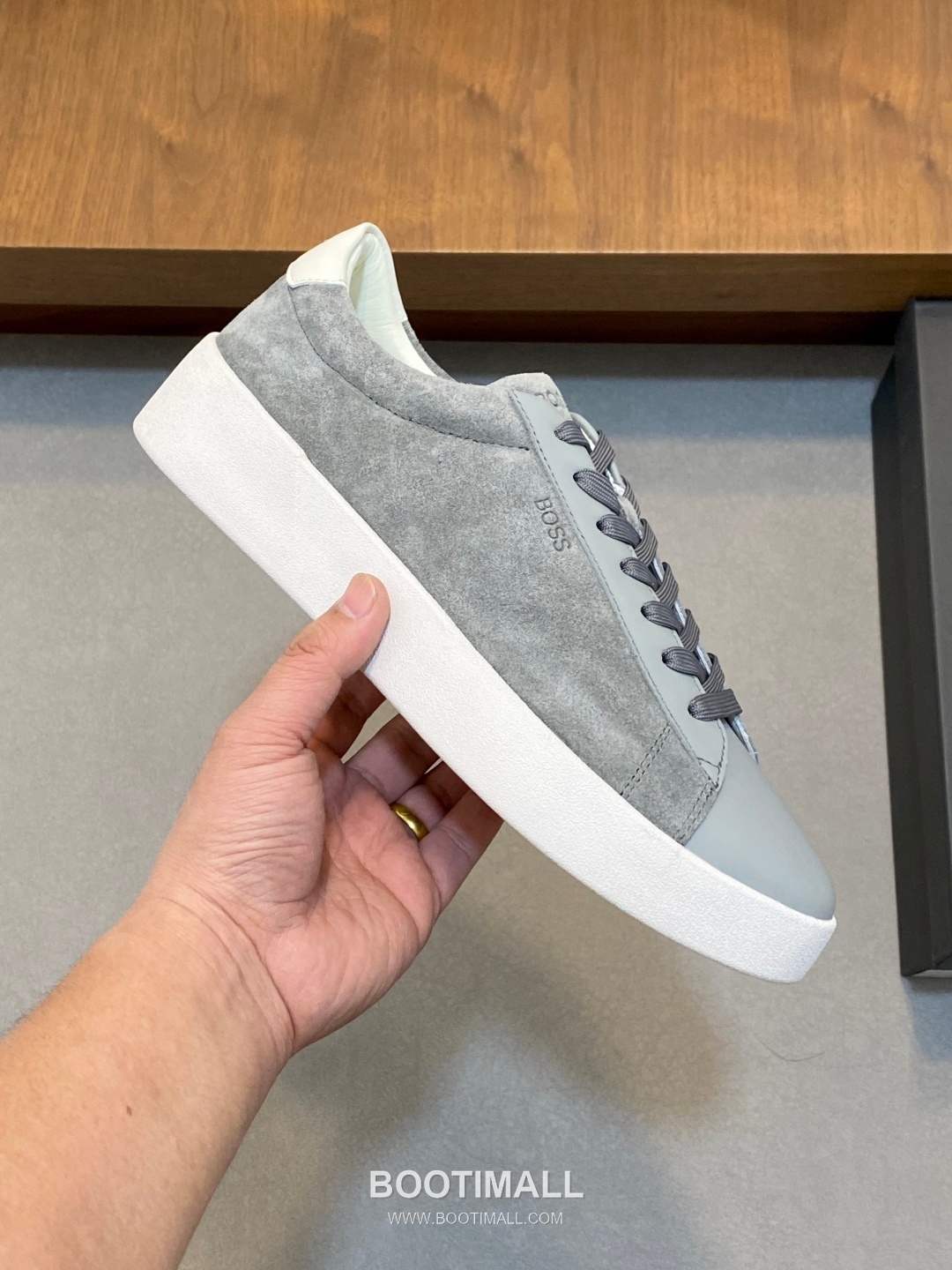 ## 신발 제품 스펙 분석
BOSS Leather Slip-On Sneakers 보스 레더 슬립온 스니커즈 4