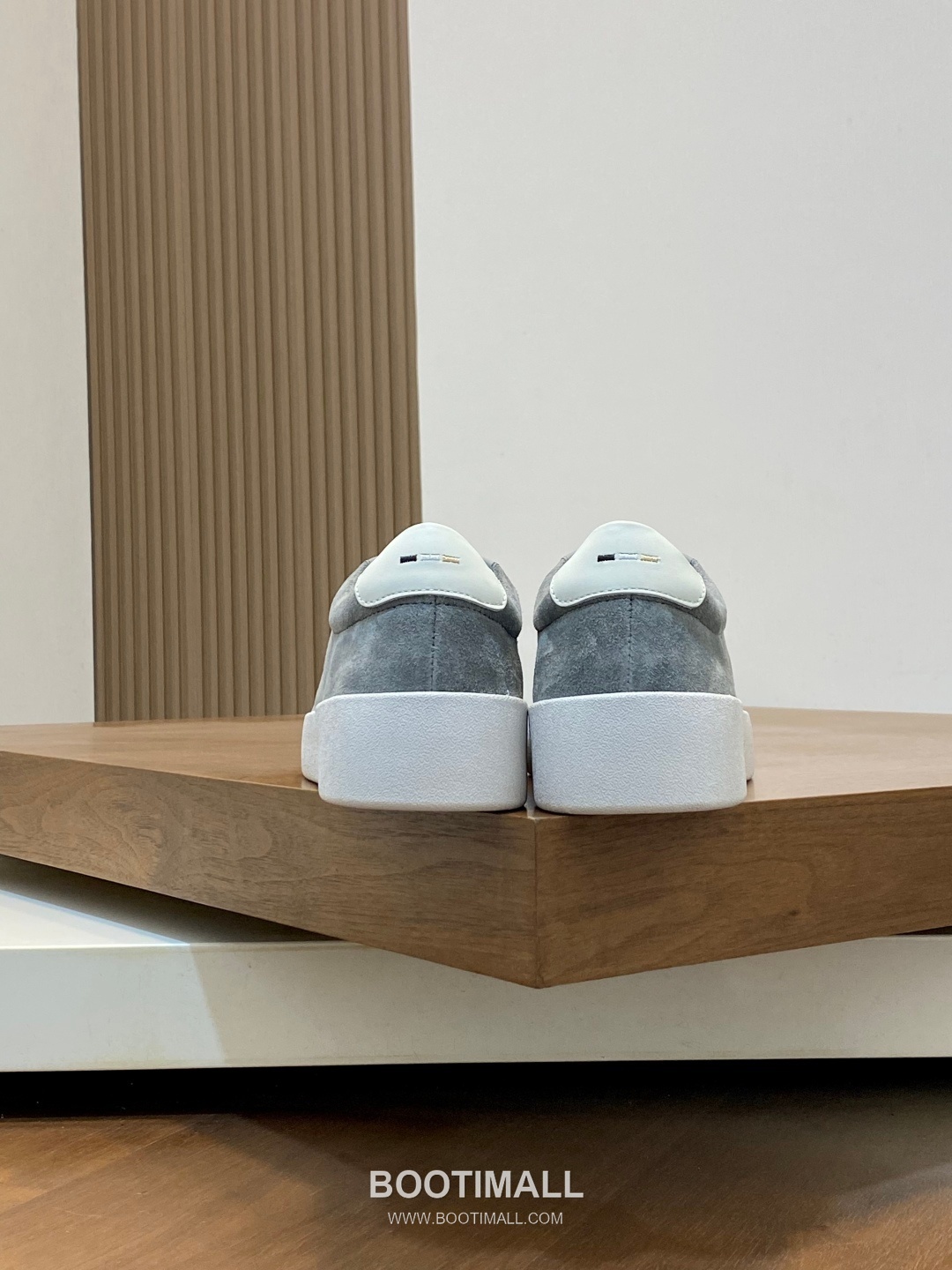 ## 신발 제품 스펙 분석
BOSS Leather Slip-On Sneakers 보스 레더 슬립온 스니커즈 8