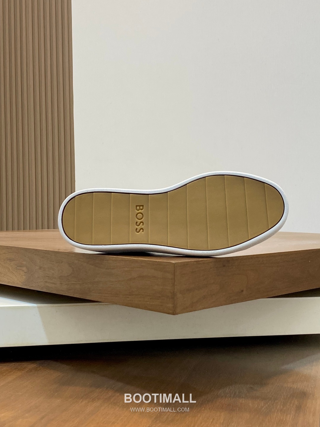 ## 신발 제품 스펙 분석
BOSS Leather Slip-On Sneakers 보스 레더 슬립온 스니커즈 9