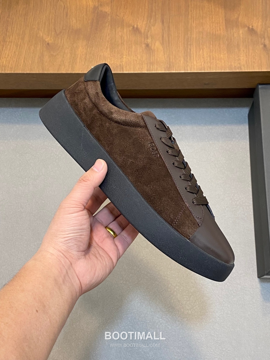 ## 신발 제품 스펙 분석
BOSS Leather Slip-On Sneakers 보스 레더 슬립온 스니커즈 4