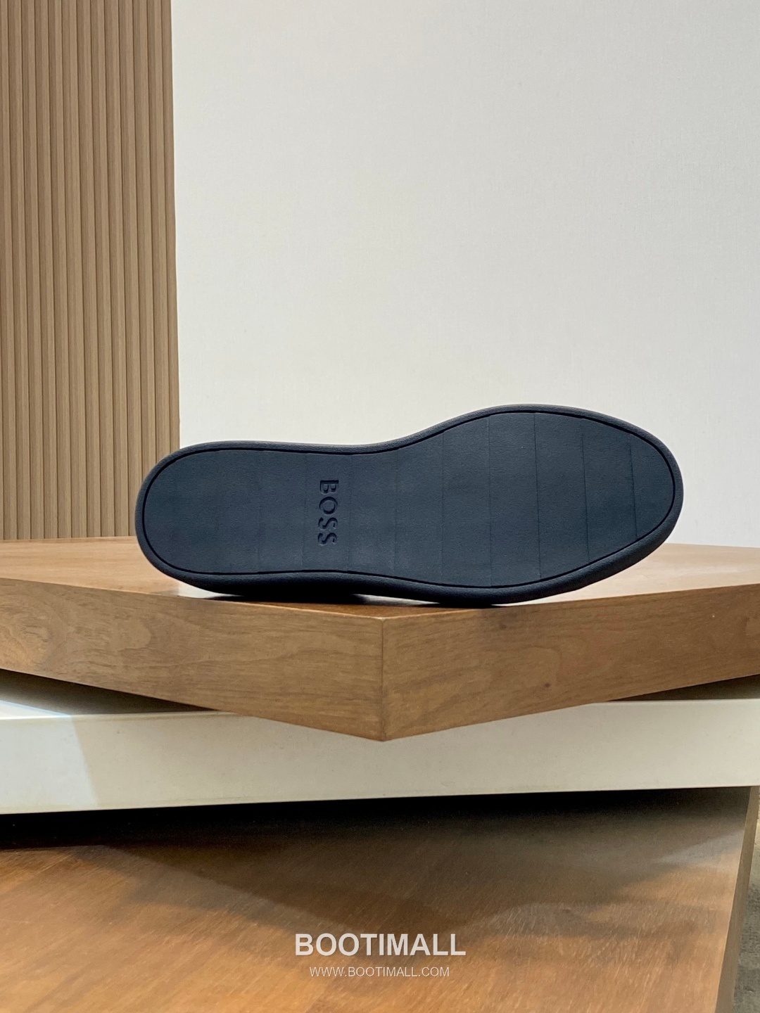 ## 신발 제품 스펙 분석
BOSS Leather Slip-On Sneakers 보스 레더 슬립온 스니커즈 9