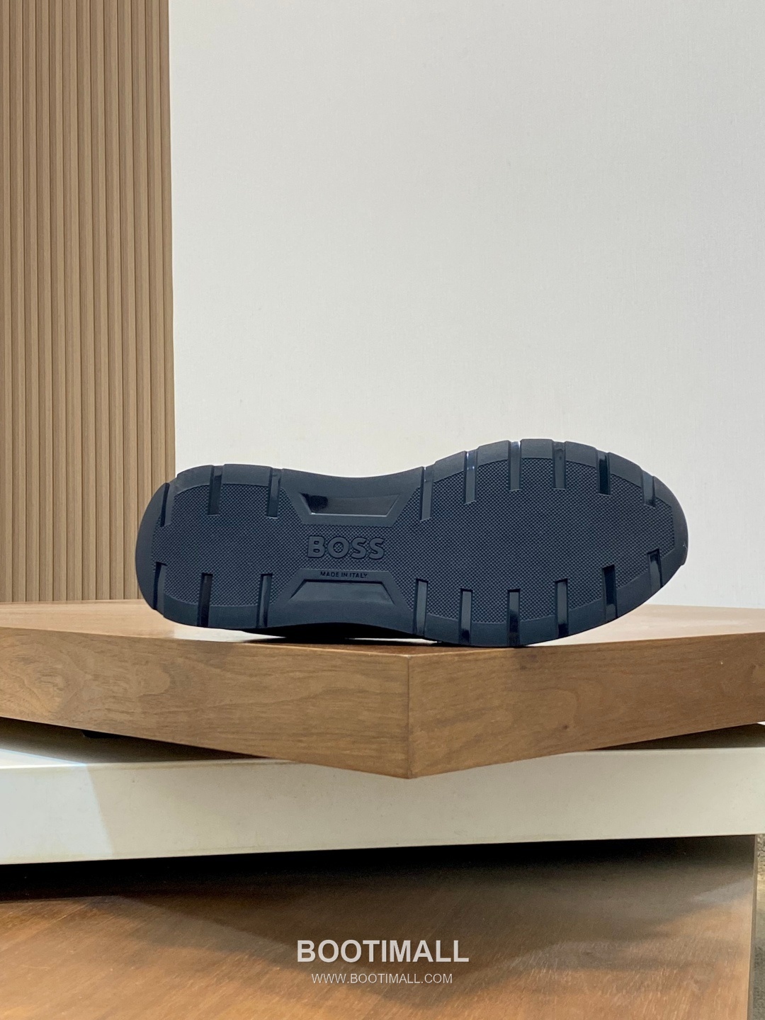 ## 신발 제품 스펙 분석

BOSS Suede Mesh Low Top Sneakers 보스 스웨이드 메쉬 로우탑 스니커즈 9