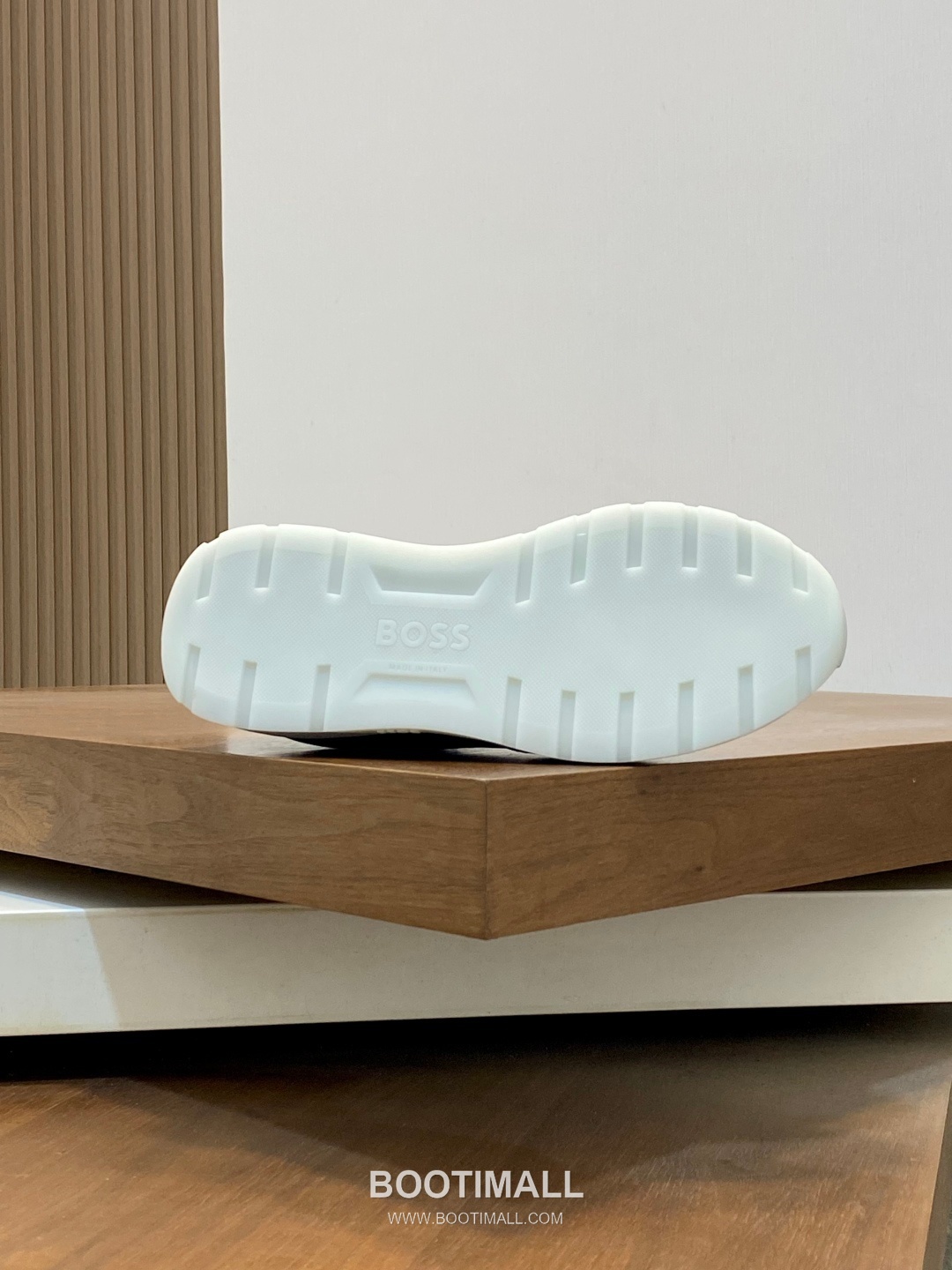 ## 신발 제품 스펙 분석

BOSS Suede Mesh Low Top Sneakers 보스 스웨이드 메쉬 로우탑 스니커즈 9