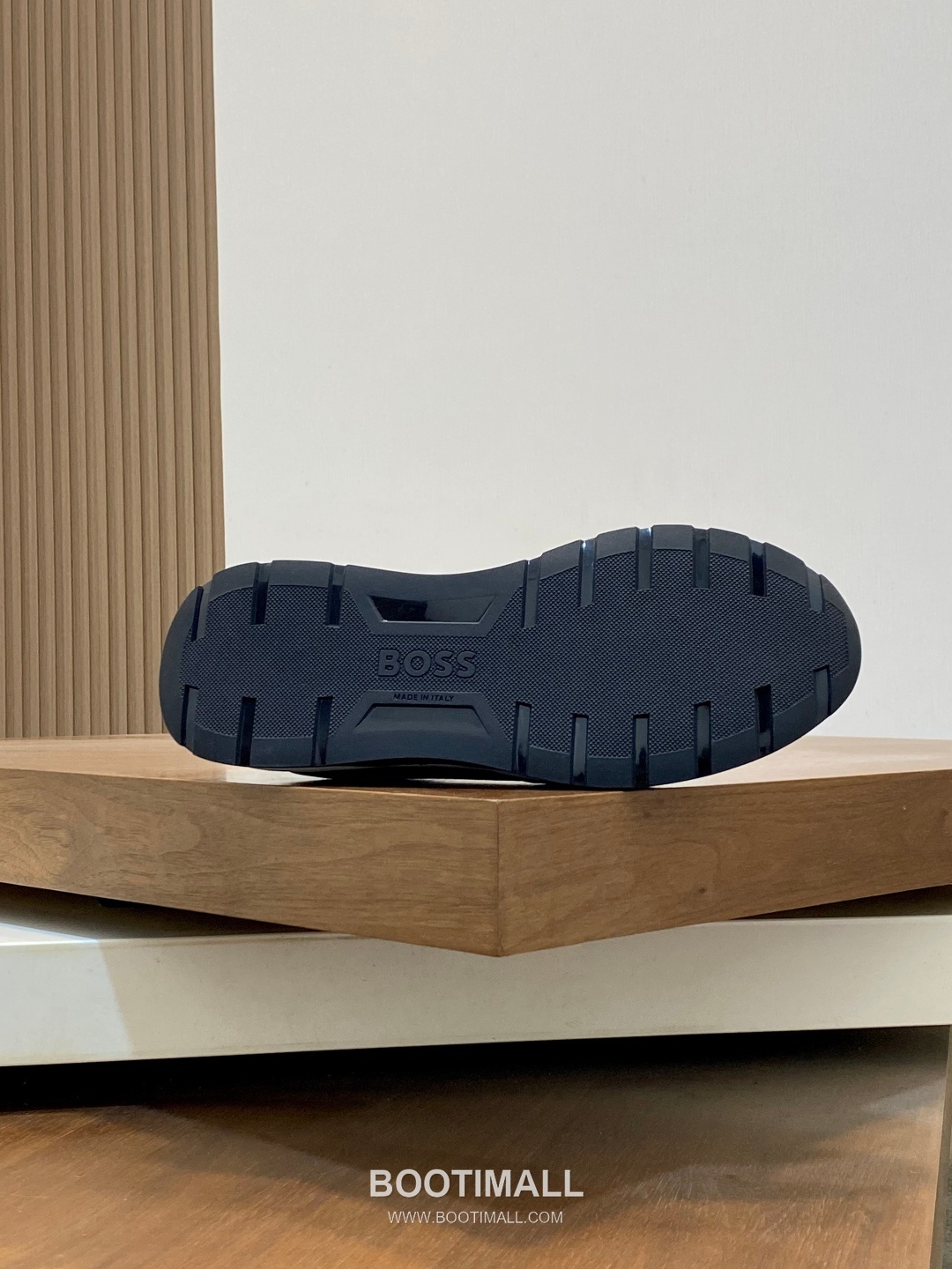 ## 신발 제품 스펙 분석
BOSS Suede Mesh Low Top Sneakers 보스 스웨이드 메쉬 로우탑 스니커즈 9