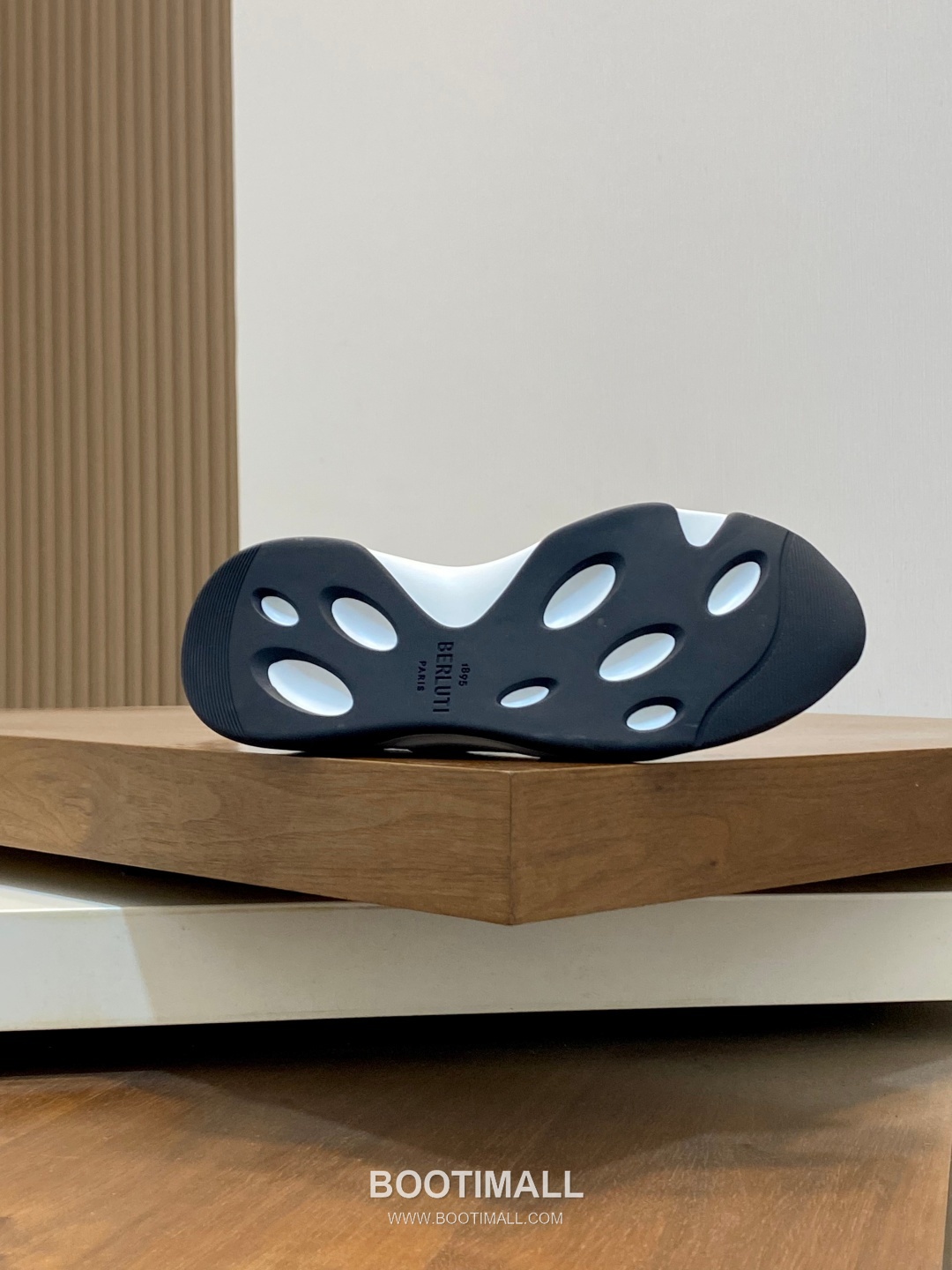 ## 신발 제품 스펙 분석

Berluti Mid Top Patina Leather Sneakers 벨루티 미드탑 파티나 레더 스니커즈 9