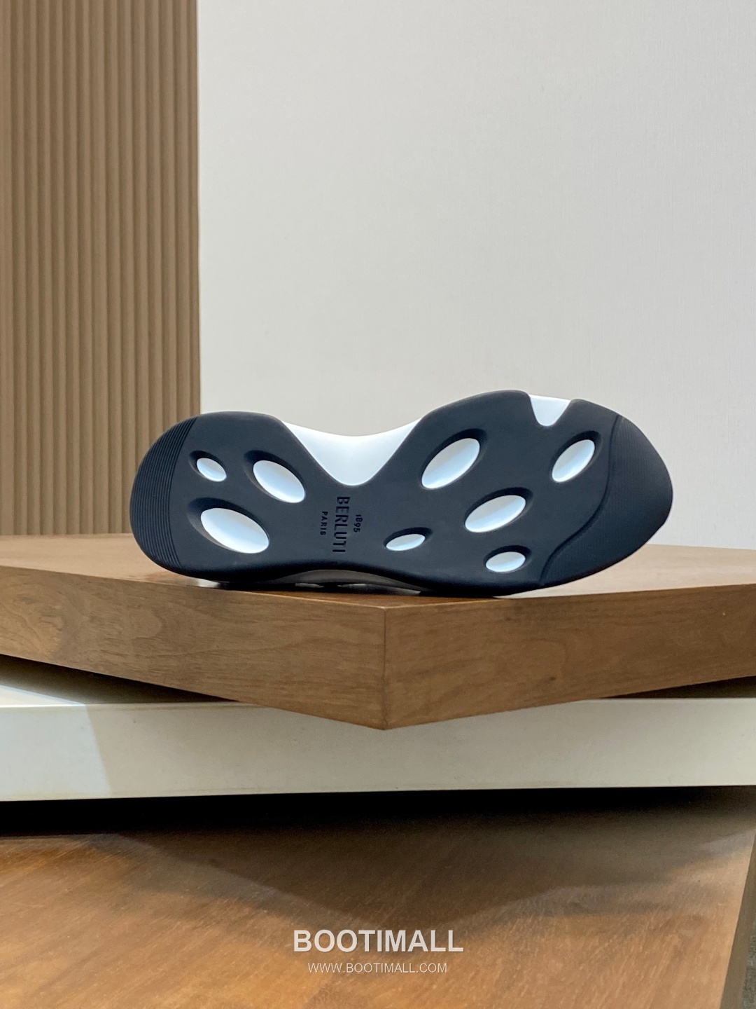 ## 신발 제품 스펙 분석
Berluti Mid Top Patina Leather Sneakers 벨루티 미드탑 파티나 레더 스니커즈 9