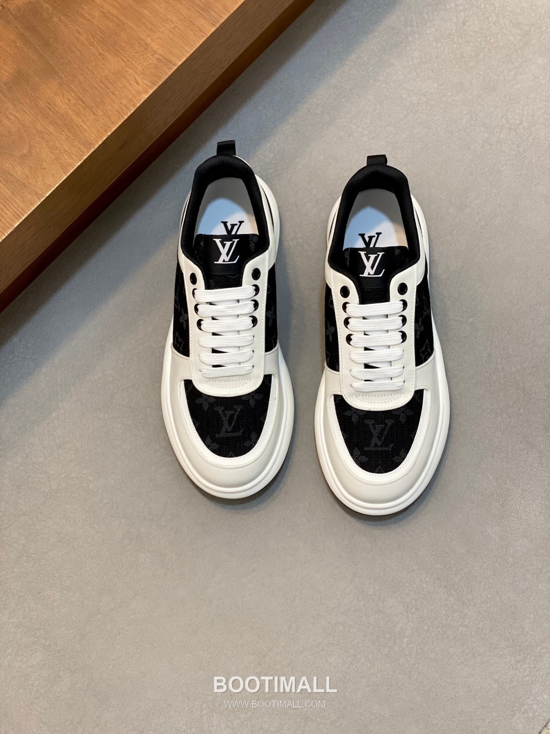 ## 신발 제품 스펙 분석

Louis Vuitton LV Trainer Sneakers 루이비통 LV 트레이너 스니커즈 1A54H5 1