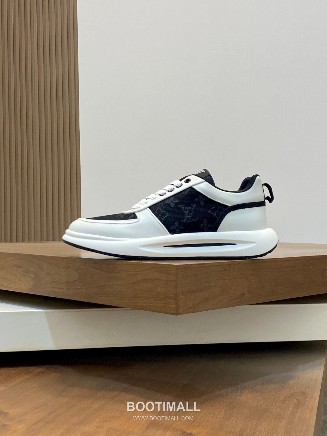 ## 신발 제품 스펙 분석

Louis Vuitton LV Trainer Sneakers 루이비통 LV 트레이너 스니커즈 1A54H5 2