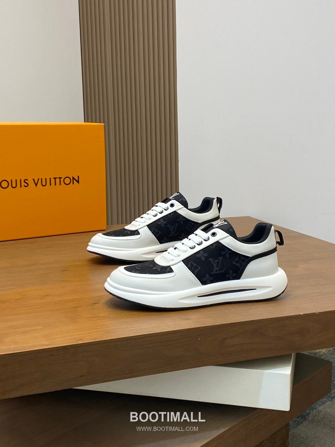 ## 신발 제품 스펙 분석

Louis Vuitton LV Trainer Sneakers 루이비통 LV 트레이너 스니커즈 1A54H5 3