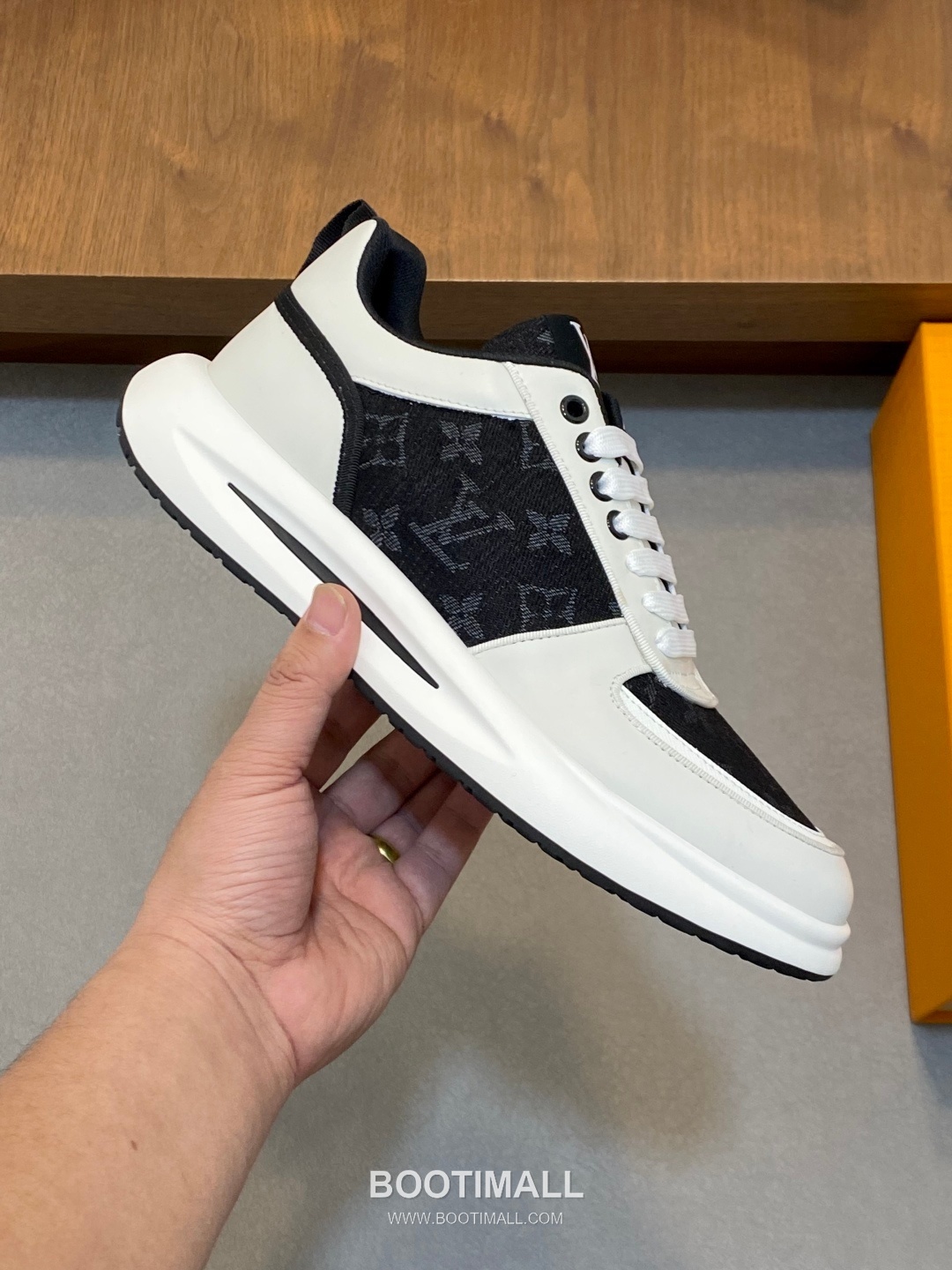## 신발 제품 스펙 분석

Louis Vuitton LV Trainer Sneakers 루이비통 LV 트레이너 스니커즈 1A54H5 4