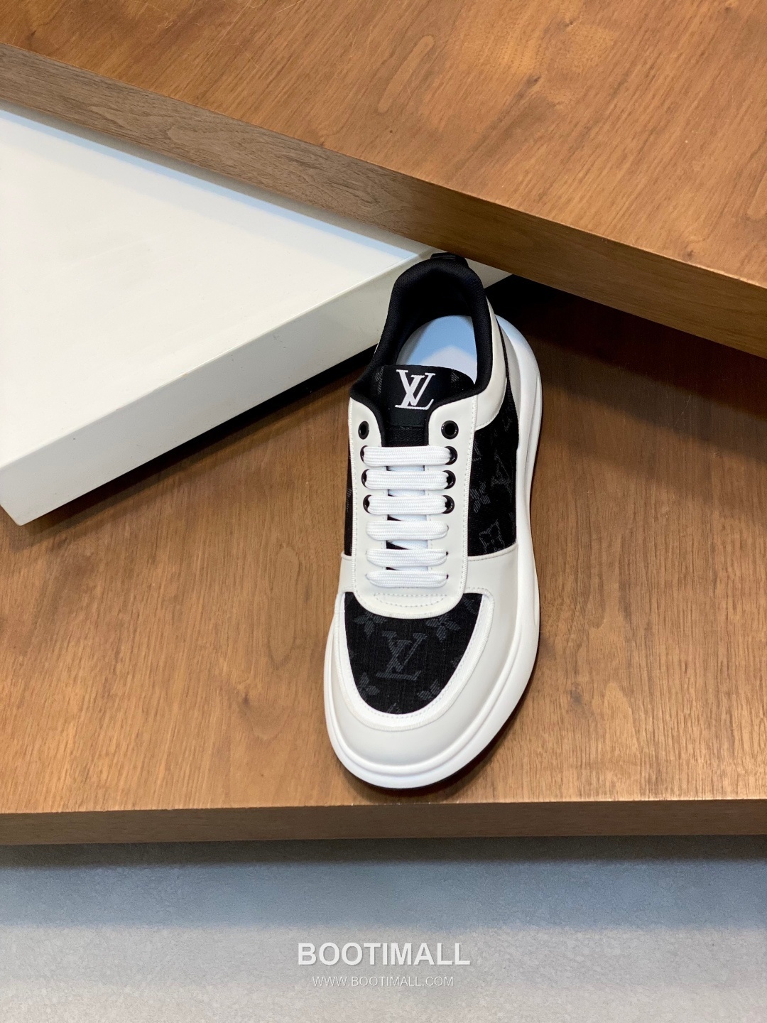 ## 신발 제품 스펙 분석

Louis Vuitton LV Trainer Sneakers 루이비통 LV 트레이너 스니커즈 1A54H5 6