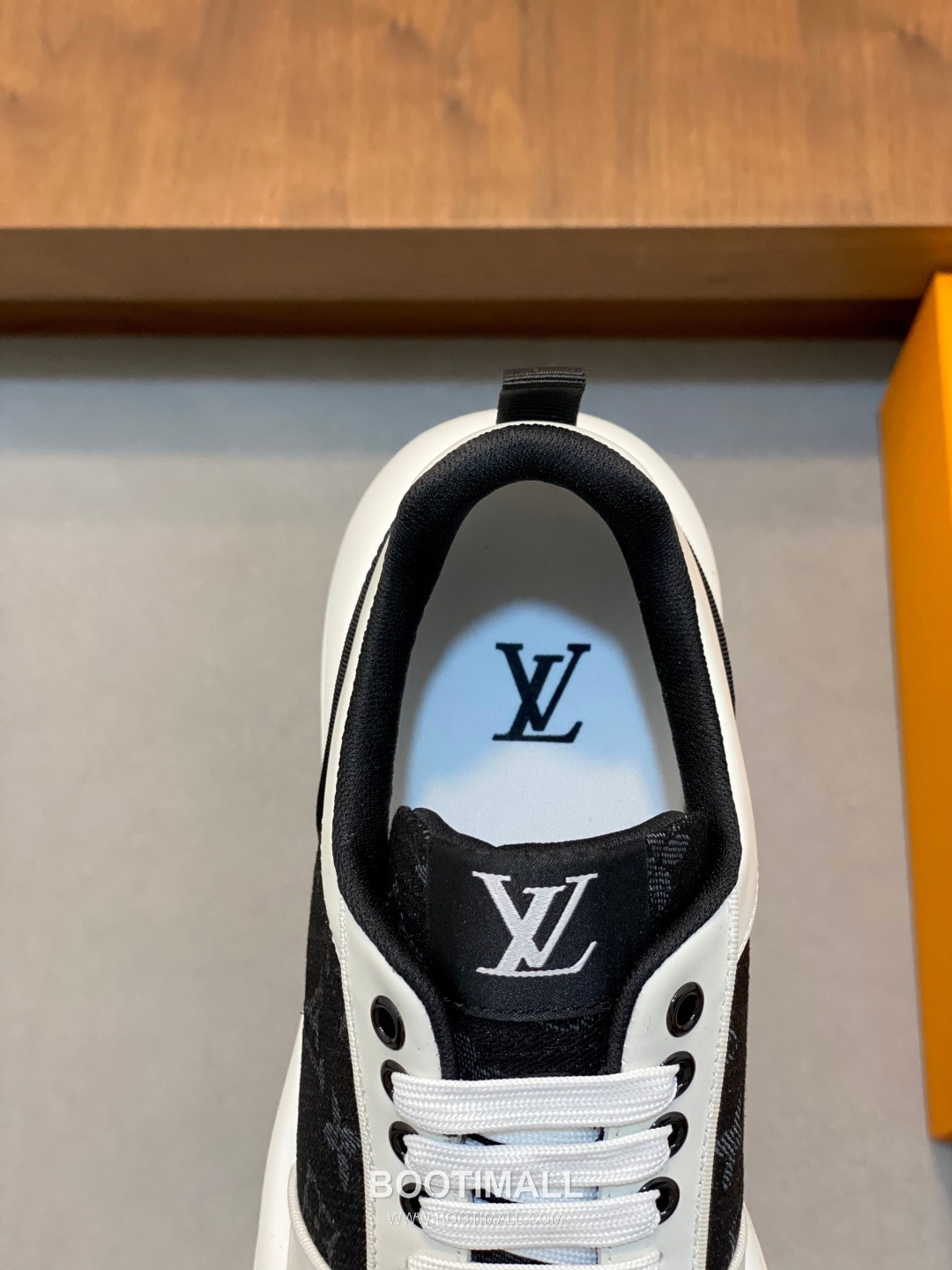 ## 신발 제품 스펙 분석

Louis Vuitton LV Trainer Sneakers 루이비통 LV 트레이너 스니커즈 1A54H5 7