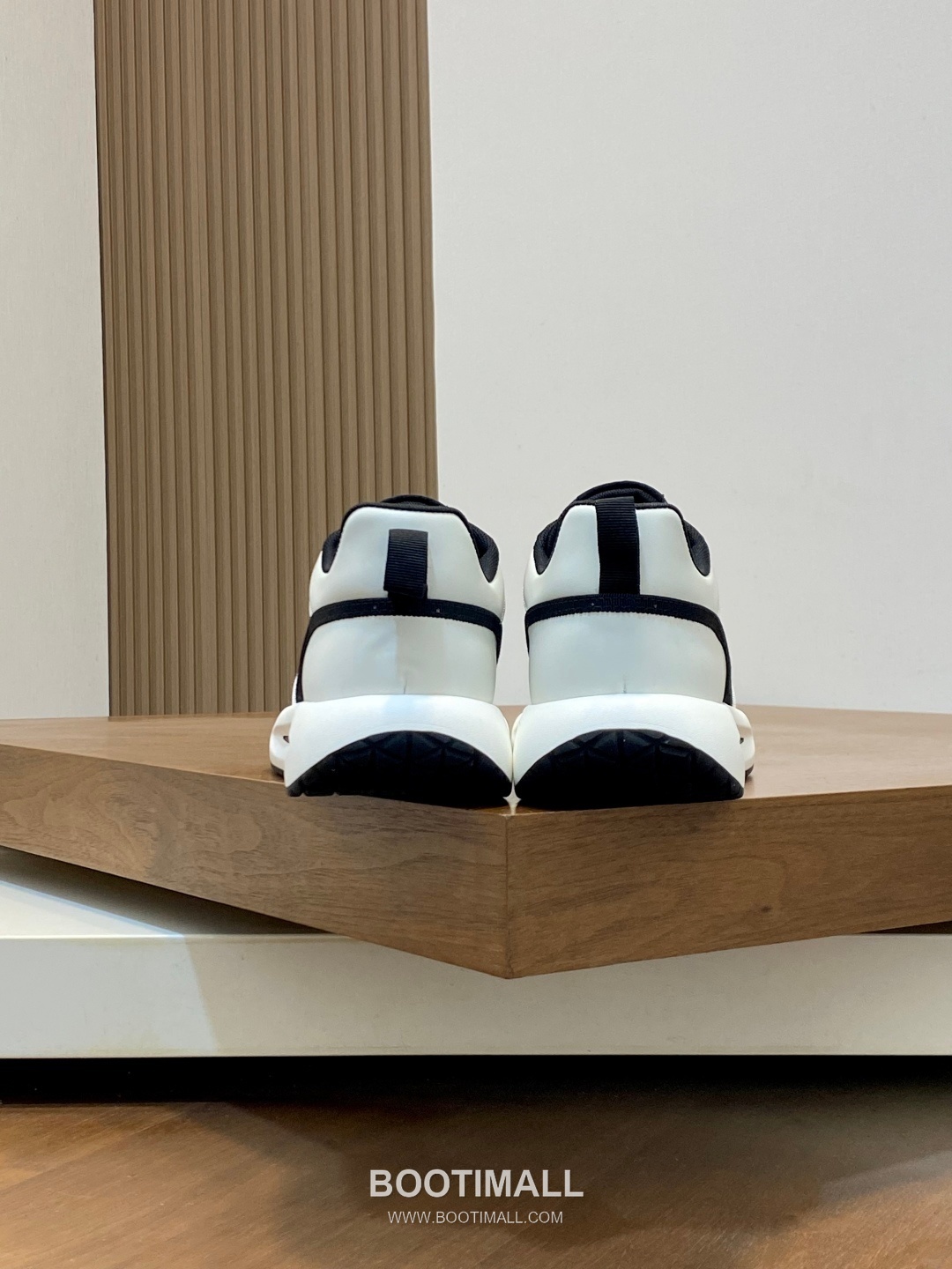 ## 신발 제품 스펙 분석

Louis Vuitton LV Trainer Sneakers 루이비통 LV 트레이너 스니커즈 1A54H5 8