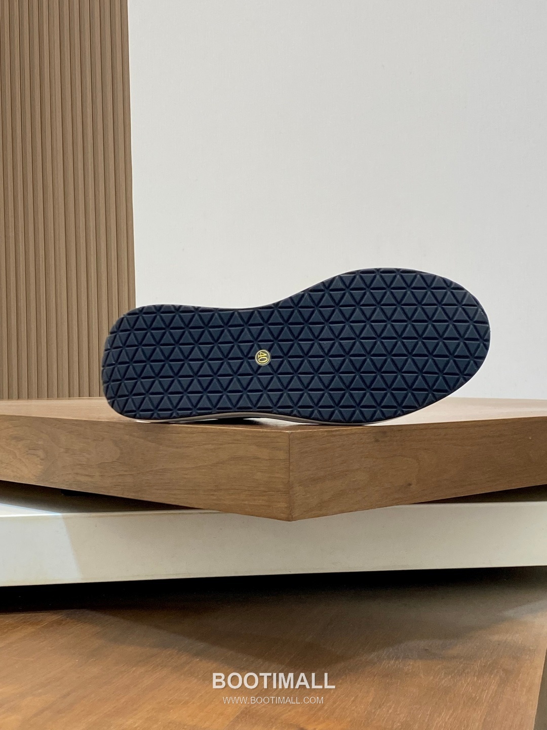 ## 신발 제품 스펙 분석

Louis Vuitton LV Trainer Sneakers 루이비통 LV 트레이너 스니커즈 1A54H5 9