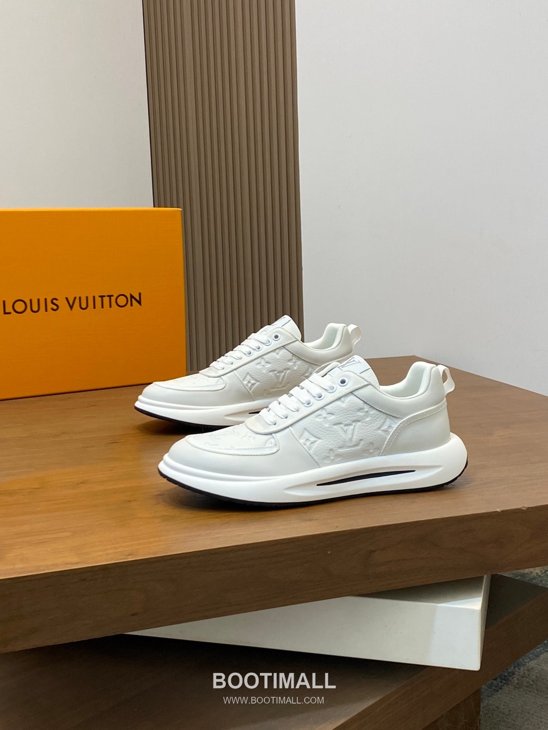 ## 신발 제품 스펙 분석

Louis Vuitton LV Trainer Sneakers 루이비통 LV 트레이너 스니커즈 1A54H5 3