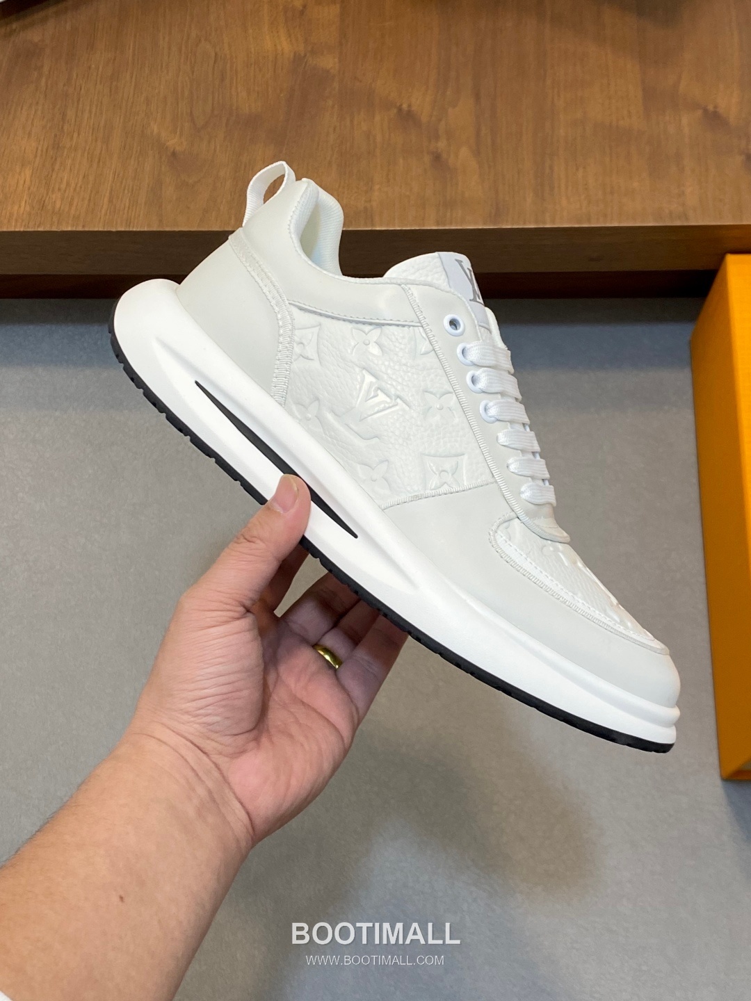 ## 신발 제품 스펙 분석

Louis Vuitton LV Trainer Sneakers 루이비통 LV 트레이너 스니커즈 1A54H5 4