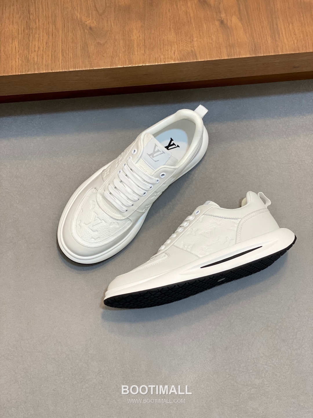 ## 신발 제품 스펙 분석

Louis Vuitton LV Trainer Sneakers 루이비통 LV 트레이너 스니커즈 1A54H5 5