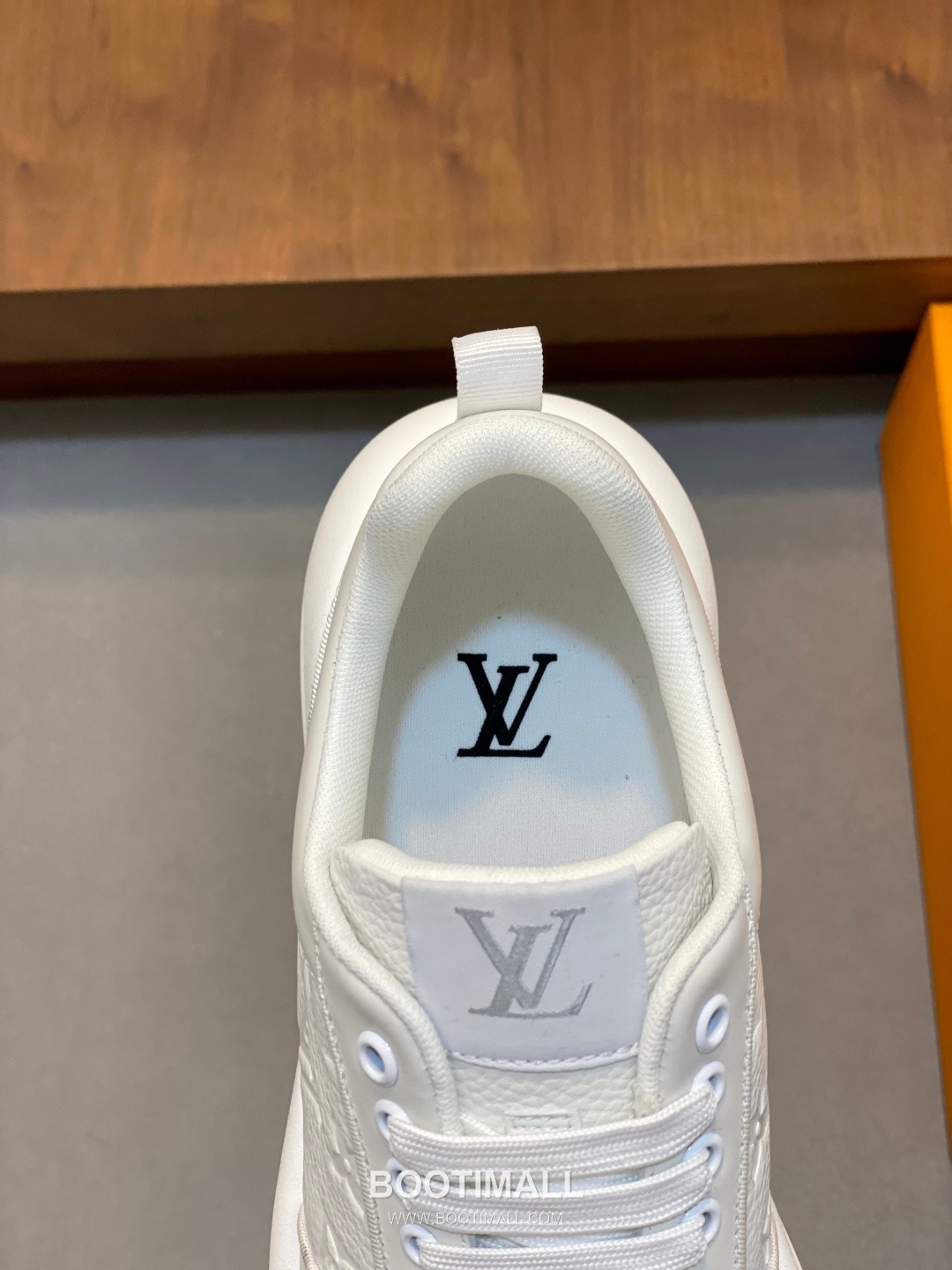 ## 신발 제품 스펙 분석

Louis Vuitton LV Trainer Sneakers 루이비통 LV 트레이너 스니커즈 1A54H5 7
