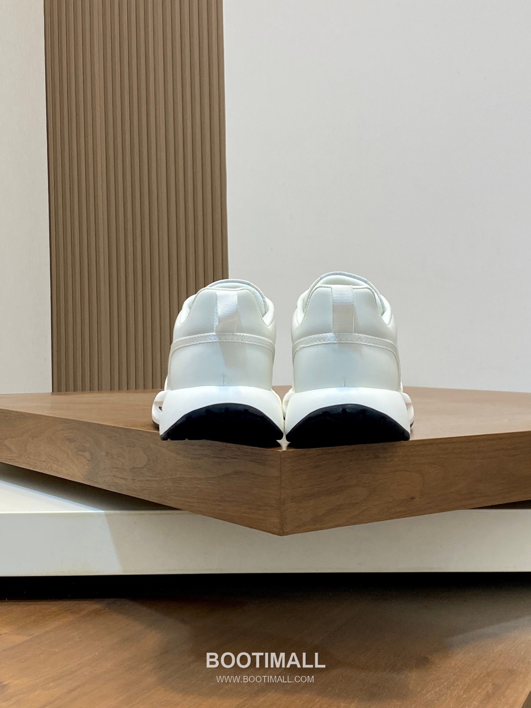 ## 신발 제품 스펙 분석

Louis Vuitton LV Trainer Sneakers 루이비통 LV 트레이너 스니커즈 1A54H5 8