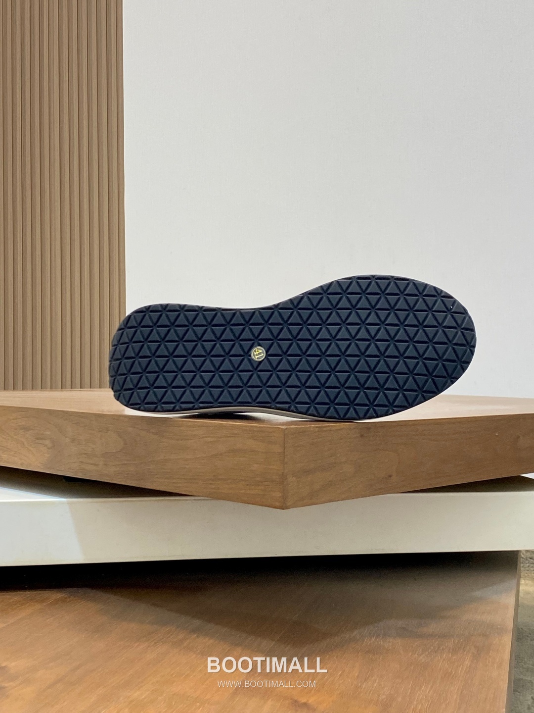 ## 신발 제품 스펙 분석

Louis Vuitton LV Trainer Sneakers 루이비통 LV 트레이너 스니커즈 1A54H5 9