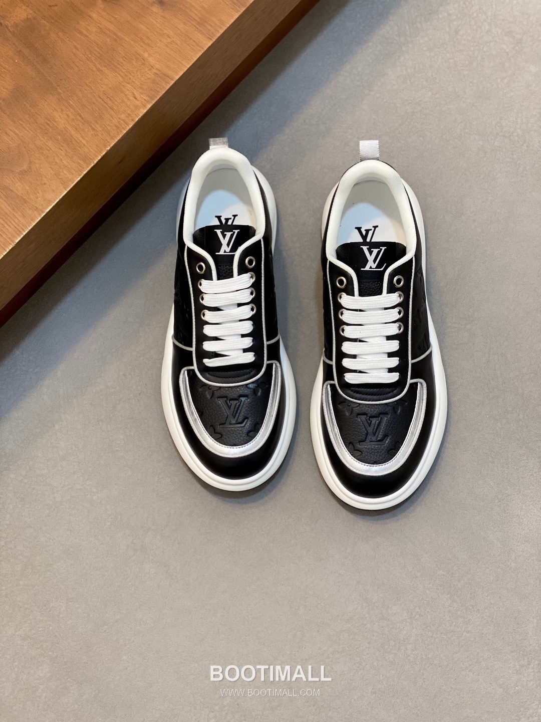 ## 신발 제품 스펙 분석
Louis Vuitton LV Trainer Sneakers 루이비통 LV 트레이너 스니커즈 1A54H5 1