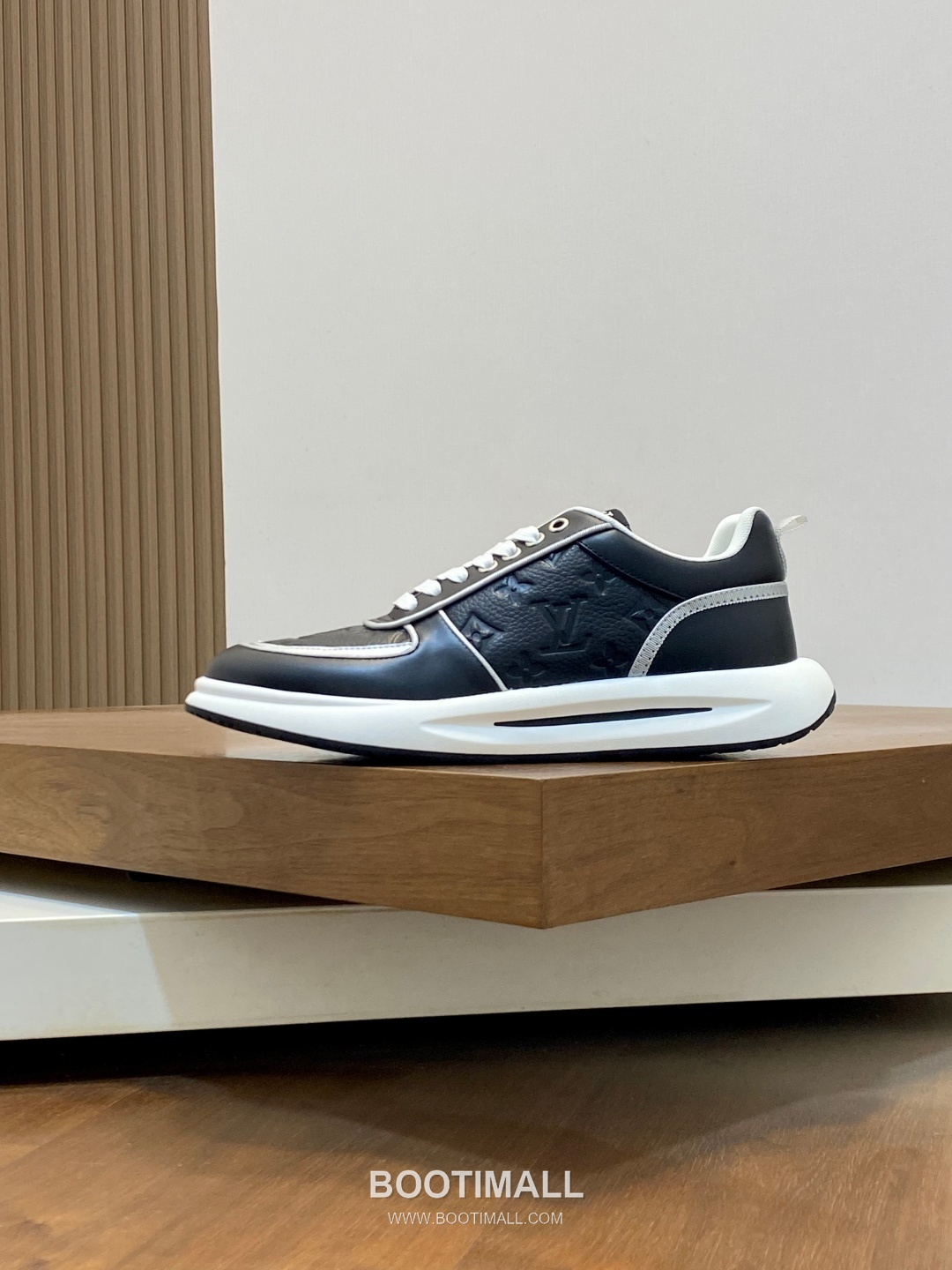 ## 신발 제품 스펙 분석
Louis Vuitton LV Trainer Sneakers 루이비통 LV 트레이너 스니커즈 1A54H5 2