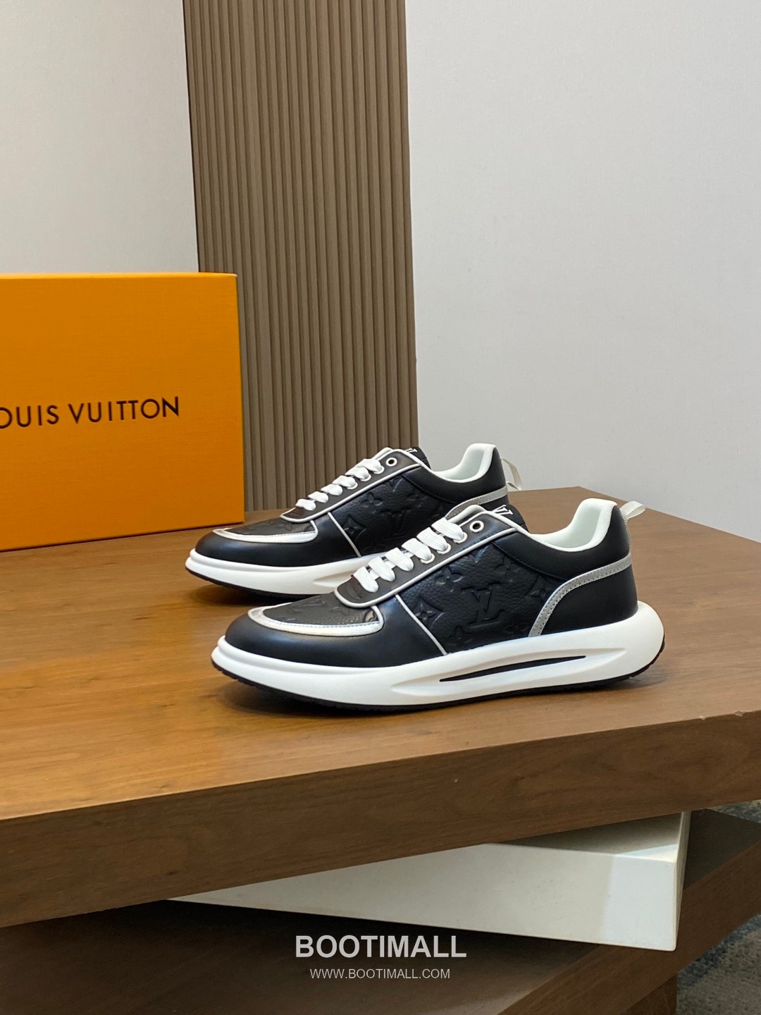 ## 신발 제품 스펙 분석
Louis Vuitton LV Trainer Sneakers 루이비통 LV 트레이너 스니커즈 1A54H5 3