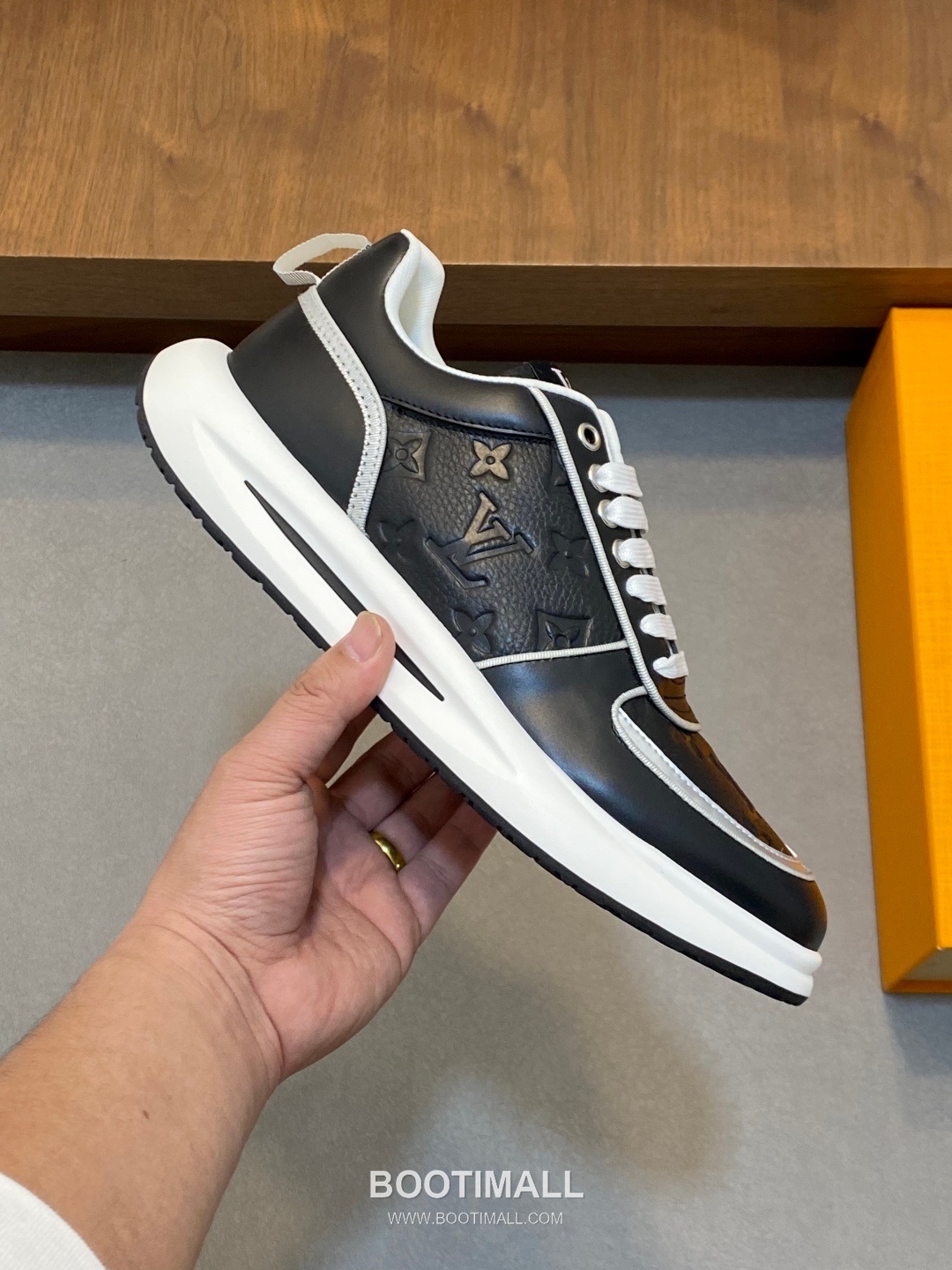 ## 신발 제품 스펙 분석
Louis Vuitton LV Trainer Sneakers 루이비통 LV 트레이너 스니커즈 1A54H5 4