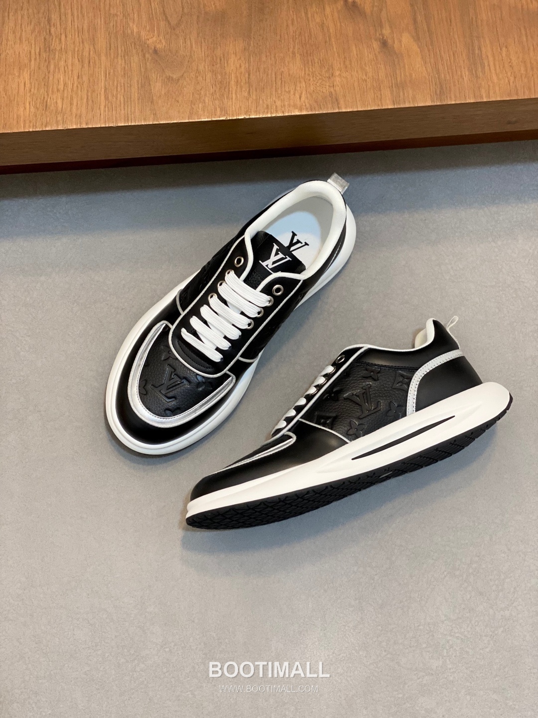 ## 신발 제품 스펙 분석
Louis Vuitton LV Trainer Sneakers 루이비통 LV 트레이너 스니커즈 1A54H5 5