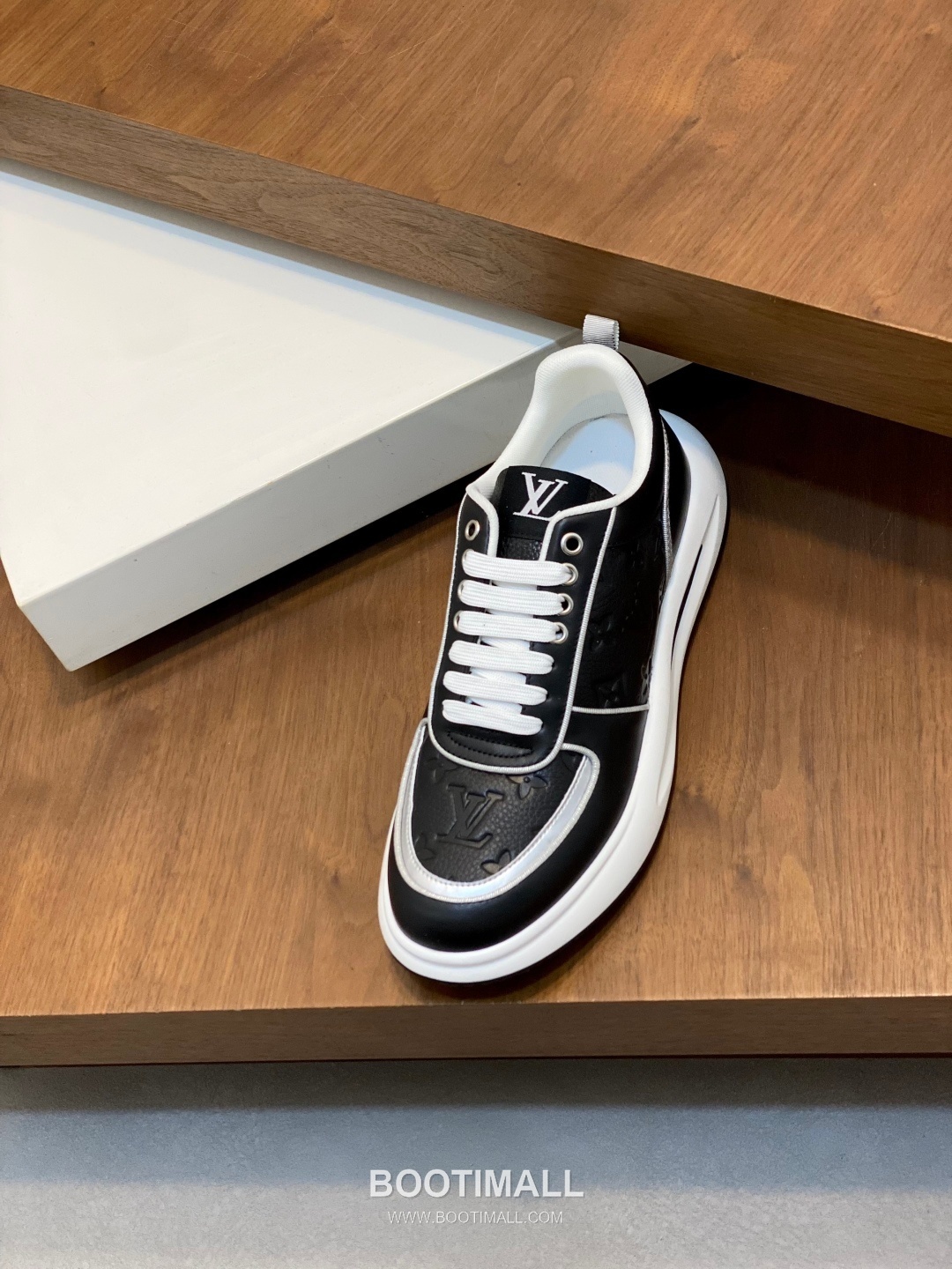 ## 신발 제품 스펙 분석
Louis Vuitton LV Trainer Sneakers 루이비통 LV 트레이너 스니커즈 1A54H5 6