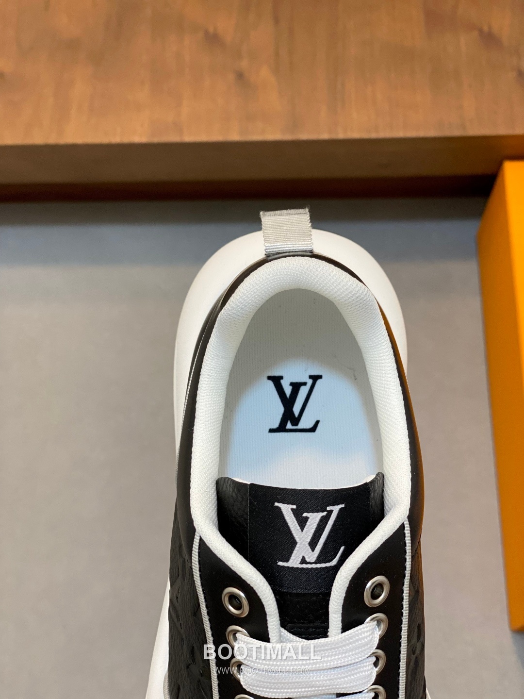 ## 신발 제품 스펙 분석
Louis Vuitton LV Trainer Sneakers 루이비통 LV 트레이너 스니커즈 1A54H5 7