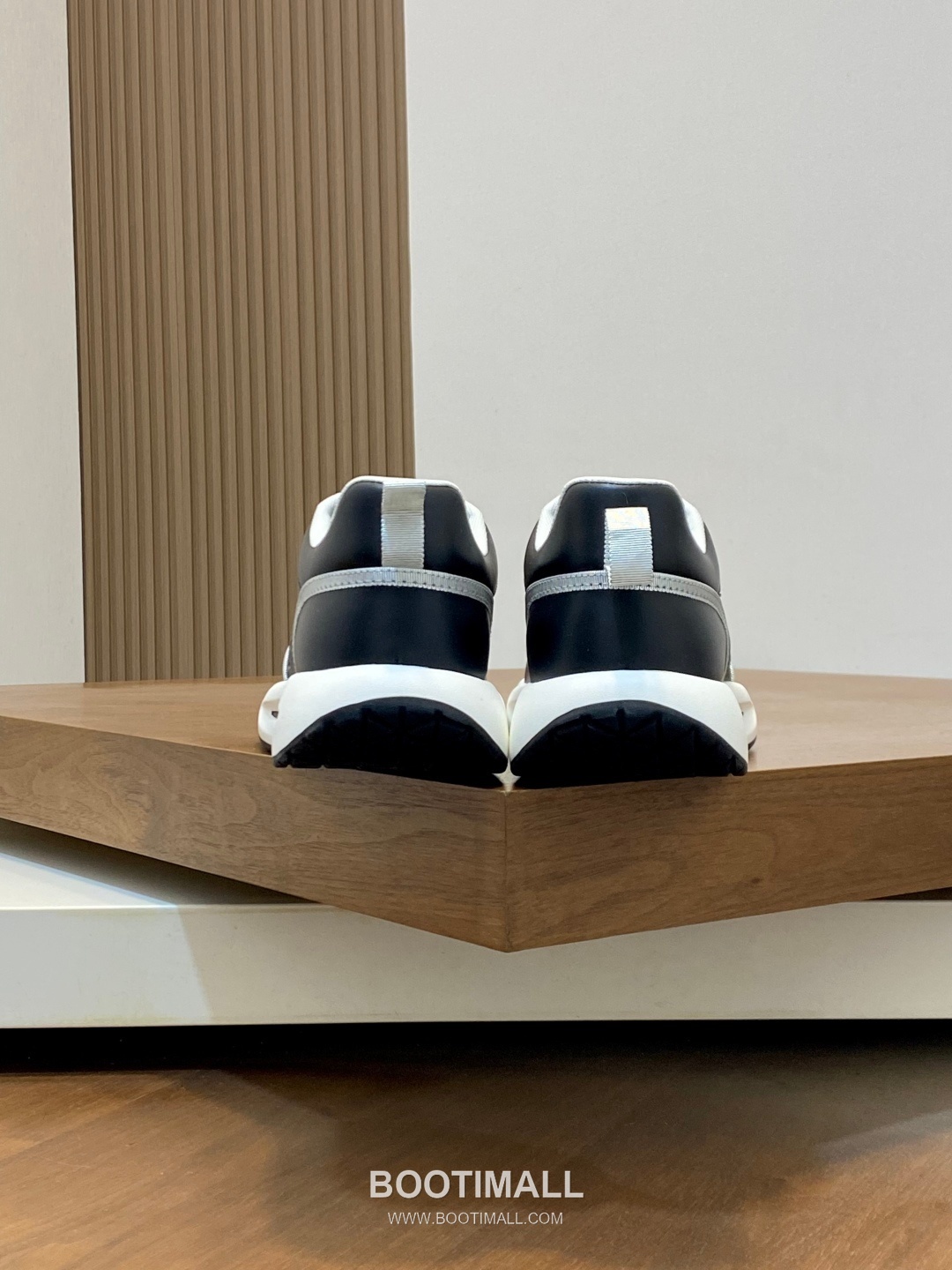 ## 신발 제품 스펙 분석
Louis Vuitton LV Trainer Sneakers 루이비통 LV 트레이너 스니커즈 1A54H5 8