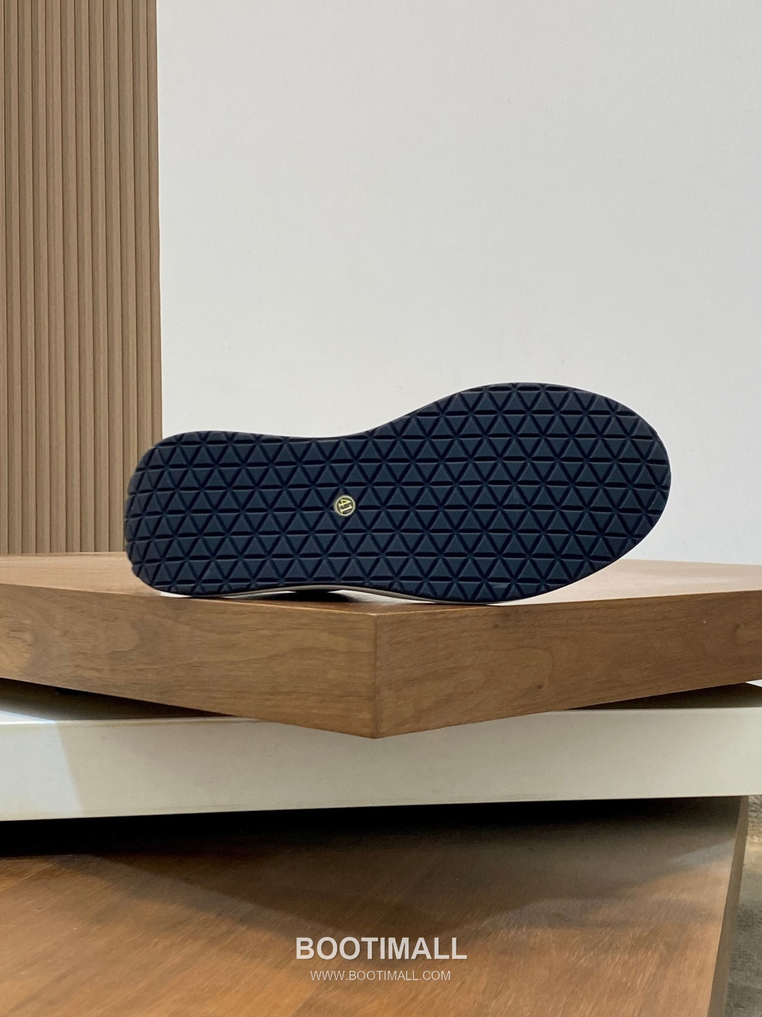 ## 신발 제품 스펙 분석
Louis Vuitton LV Trainer Sneakers 루이비통 LV 트레이너 스니커즈 1A54H5 9