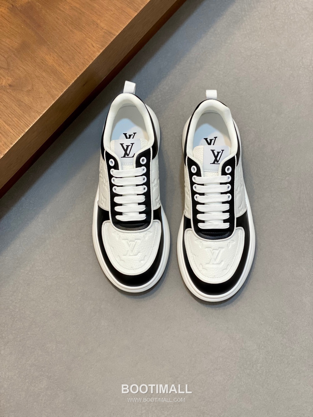 ## 신발 제품 스펙 분석
Louis Vuitton LV Trainer Sneakers 루이비통 LV 트레이너 스니커즈 1A54H5 1