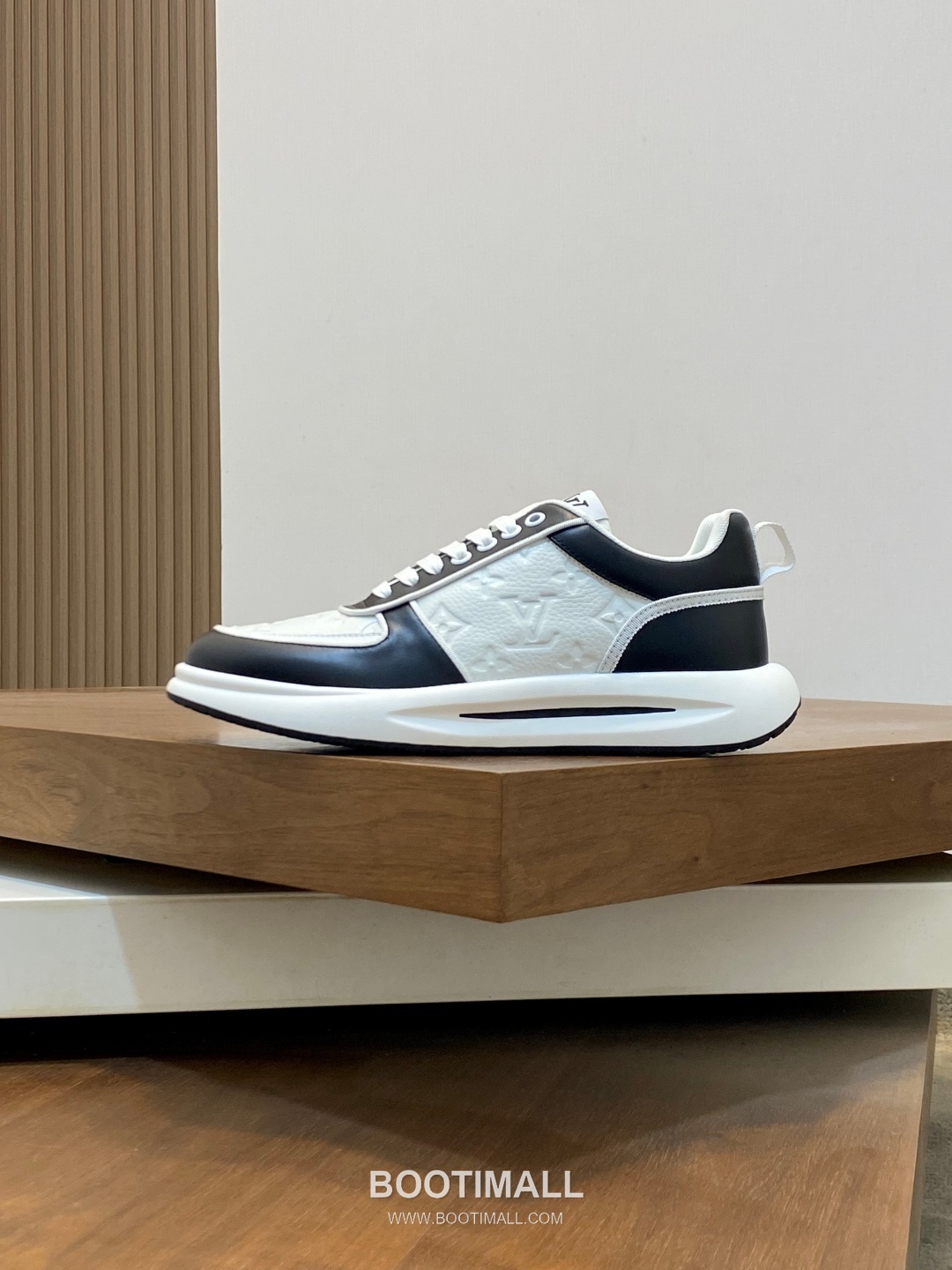 ## 신발 제품 스펙 분석
Louis Vuitton LV Trainer Sneakers 루이비통 LV 트레이너 스니커즈 1A54H5 2