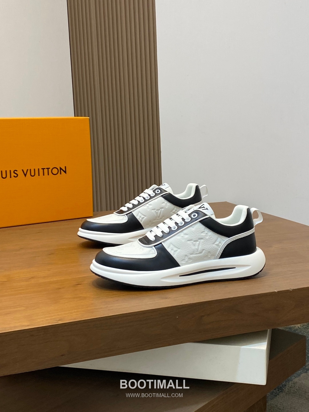 ## 신발 제품 스펙 분석
Louis Vuitton LV Trainer Sneakers 루이비통 LV 트레이너 스니커즈 1A54H5 3