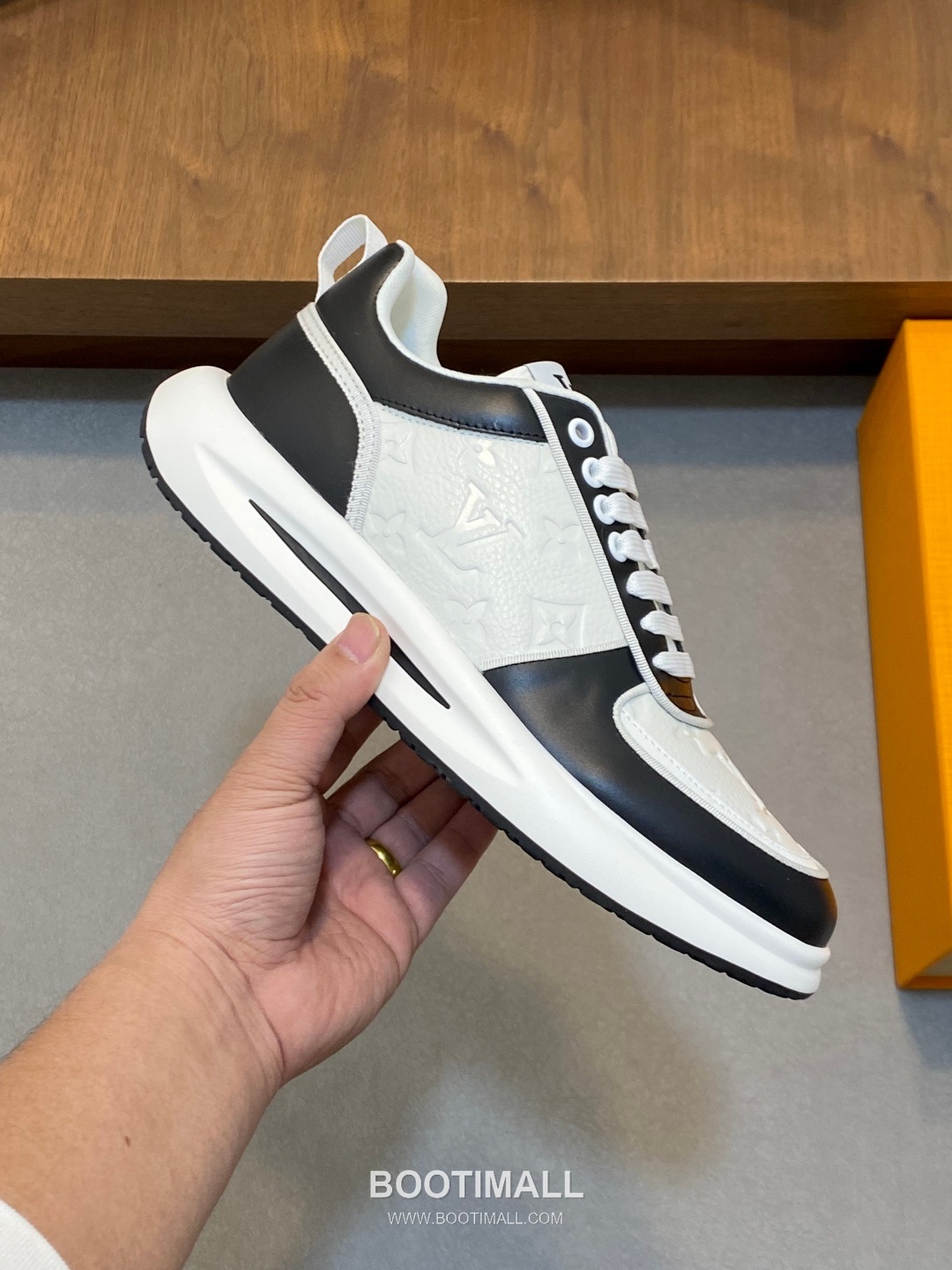 ## 신발 제품 스펙 분석
Louis Vuitton LV Trainer Sneakers 루이비통 LV 트레이너 스니커즈 1A54H5 4