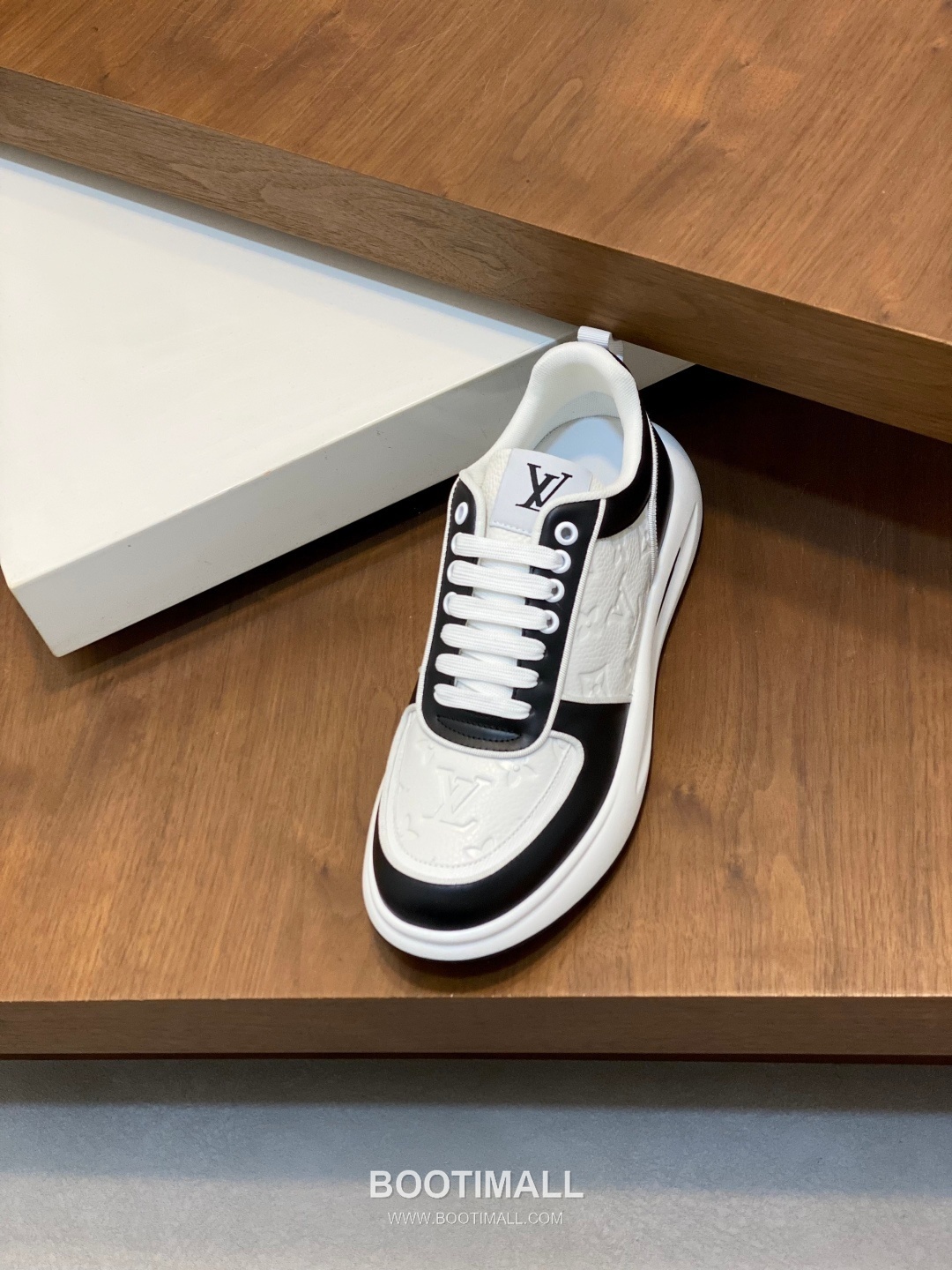 ## 신발 제품 스펙 분석
Louis Vuitton LV Trainer Sneakers 루이비통 LV 트레이너 스니커즈 1A54H5 6