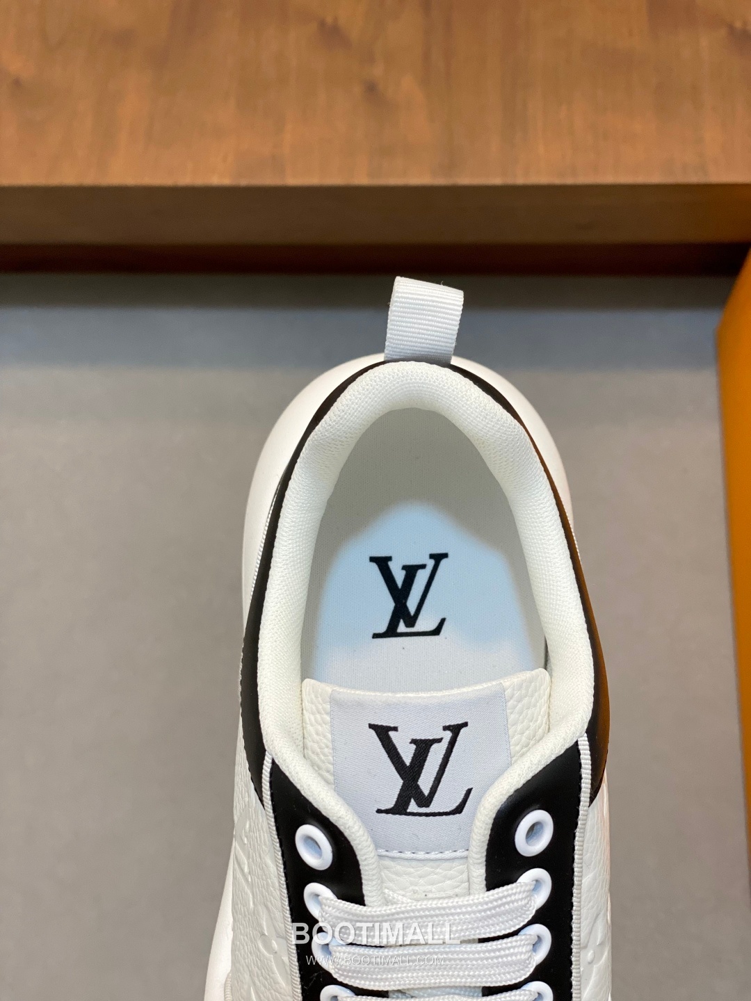 ## 신발 제품 스펙 분석
Louis Vuitton LV Trainer Sneakers 루이비통 LV 트레이너 스니커즈 1A54H5 7