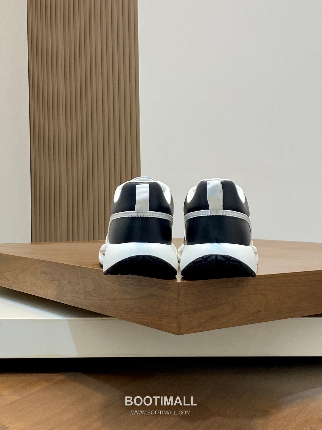 ## 신발 제품 스펙 분석
Louis Vuitton LV Trainer Sneakers 루이비통 LV 트레이너 스니커즈 1A54H5 8