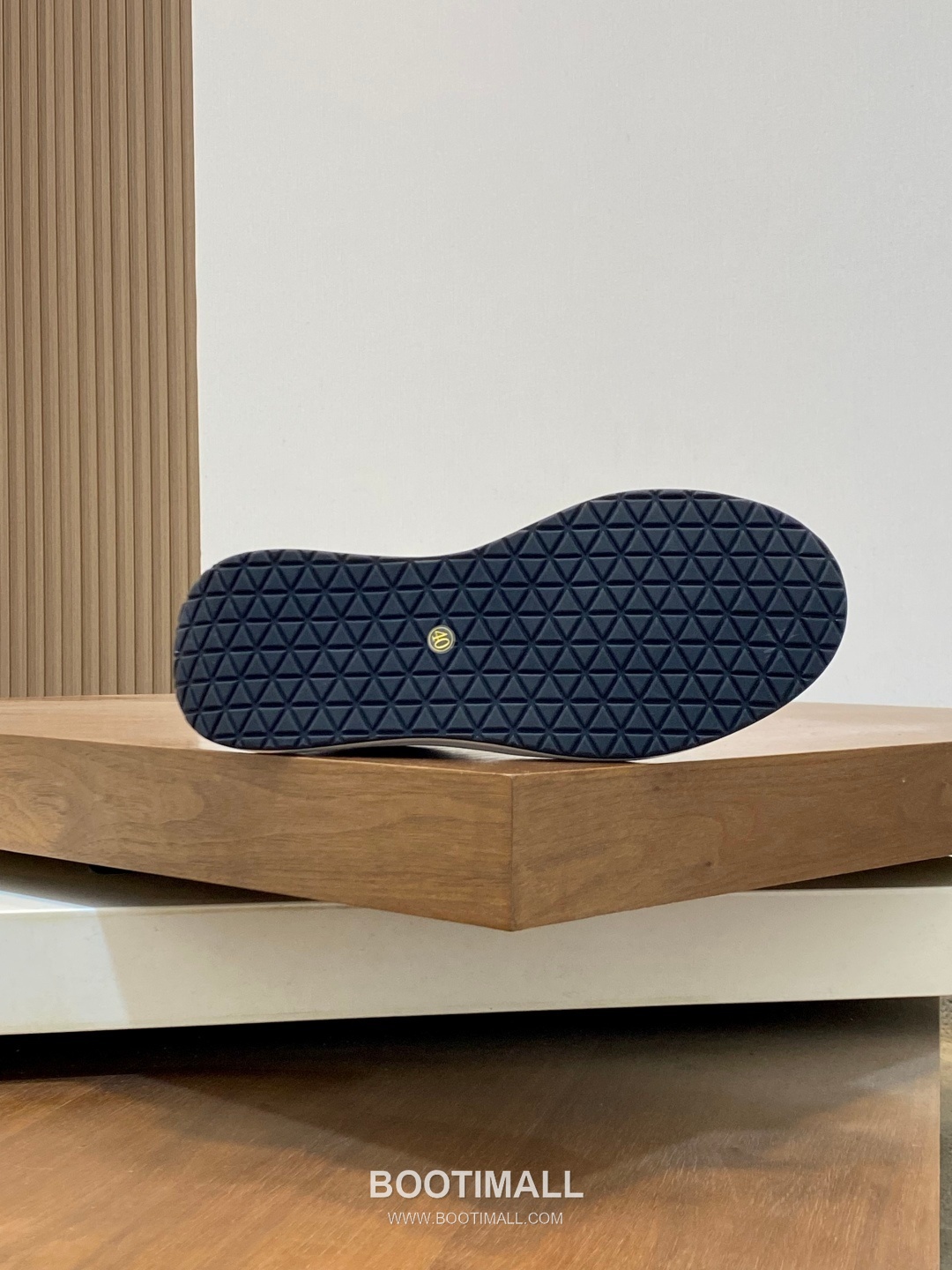 ## 신발 제품 스펙 분석
Louis Vuitton LV Trainer Sneakers 루이비통 LV 트레이너 스니커즈 1A54H5 9