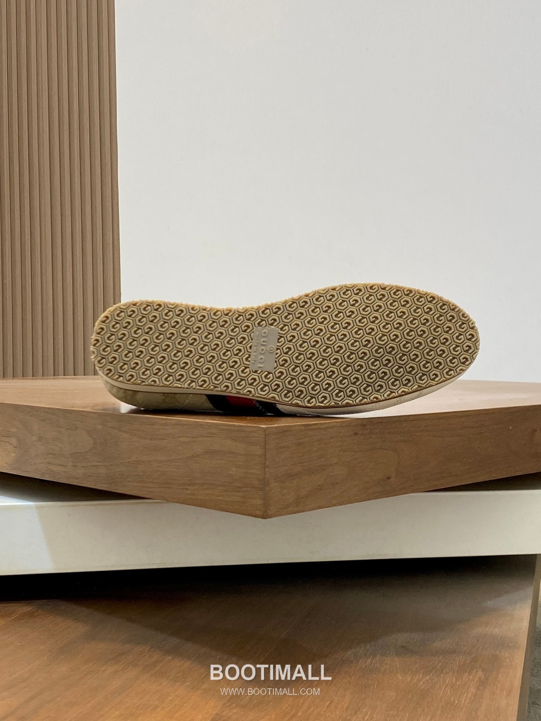 ## 신발 제품 스펙 분석
Gucci GG Canvas Suede Sneakers 구찌 GG 캔버스 스웨이드 스니커즈 645029 9