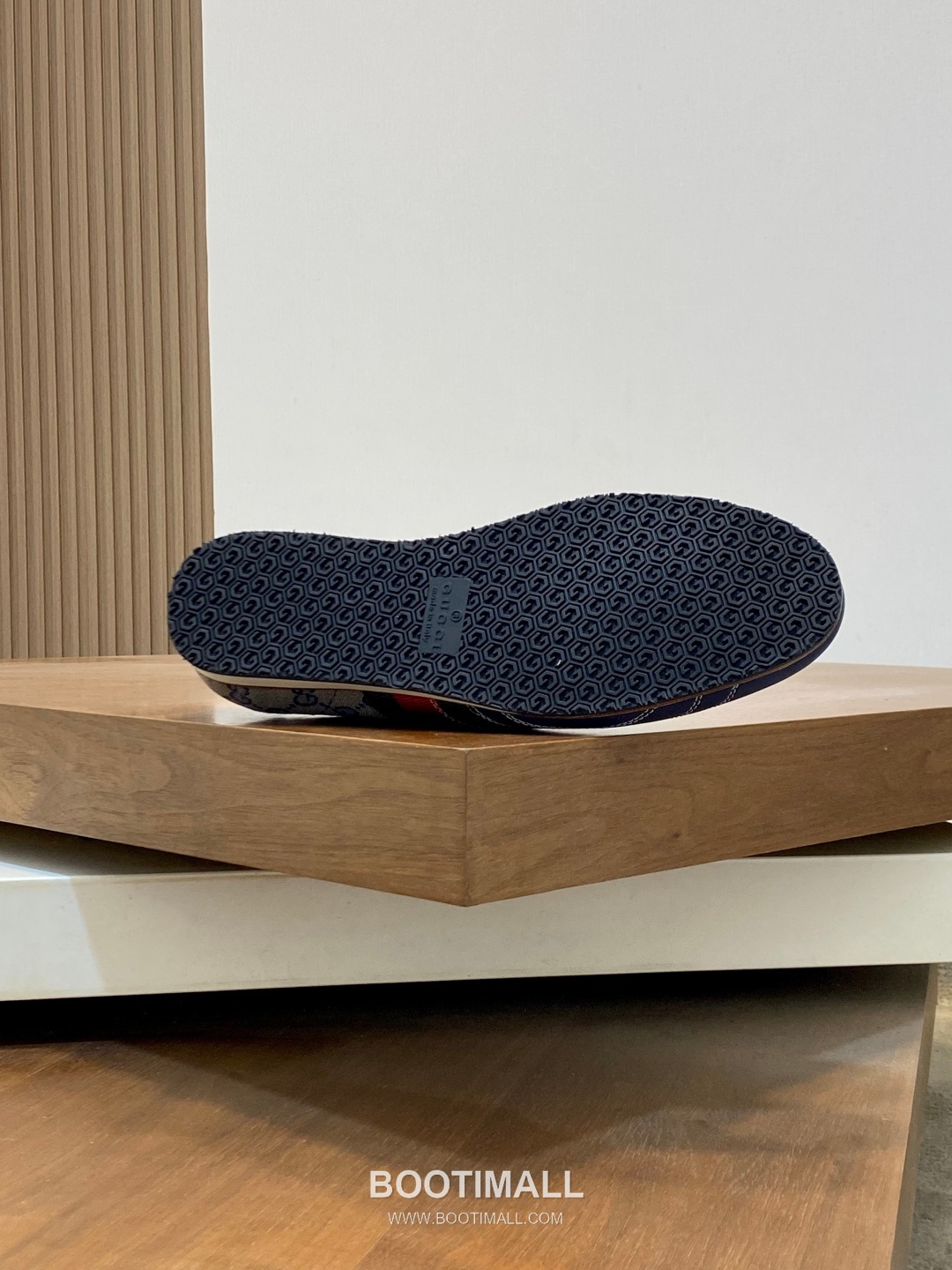 ## 신발 제품 스펙 분석

Gucci GG Canvas Suede Sneakers 구찌 GG 캔버스 스웨이드 스니커즈 645029 9