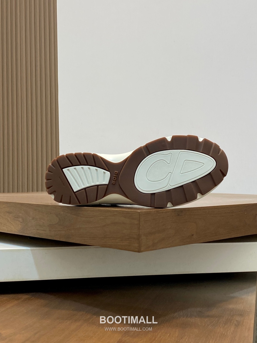 ## 신발 제품 스펙 분석
Dior B22 Mesh Technical Sneakers 디올 B22 메쉬 테크니컬 스니커즈 3SN231ZHM 9