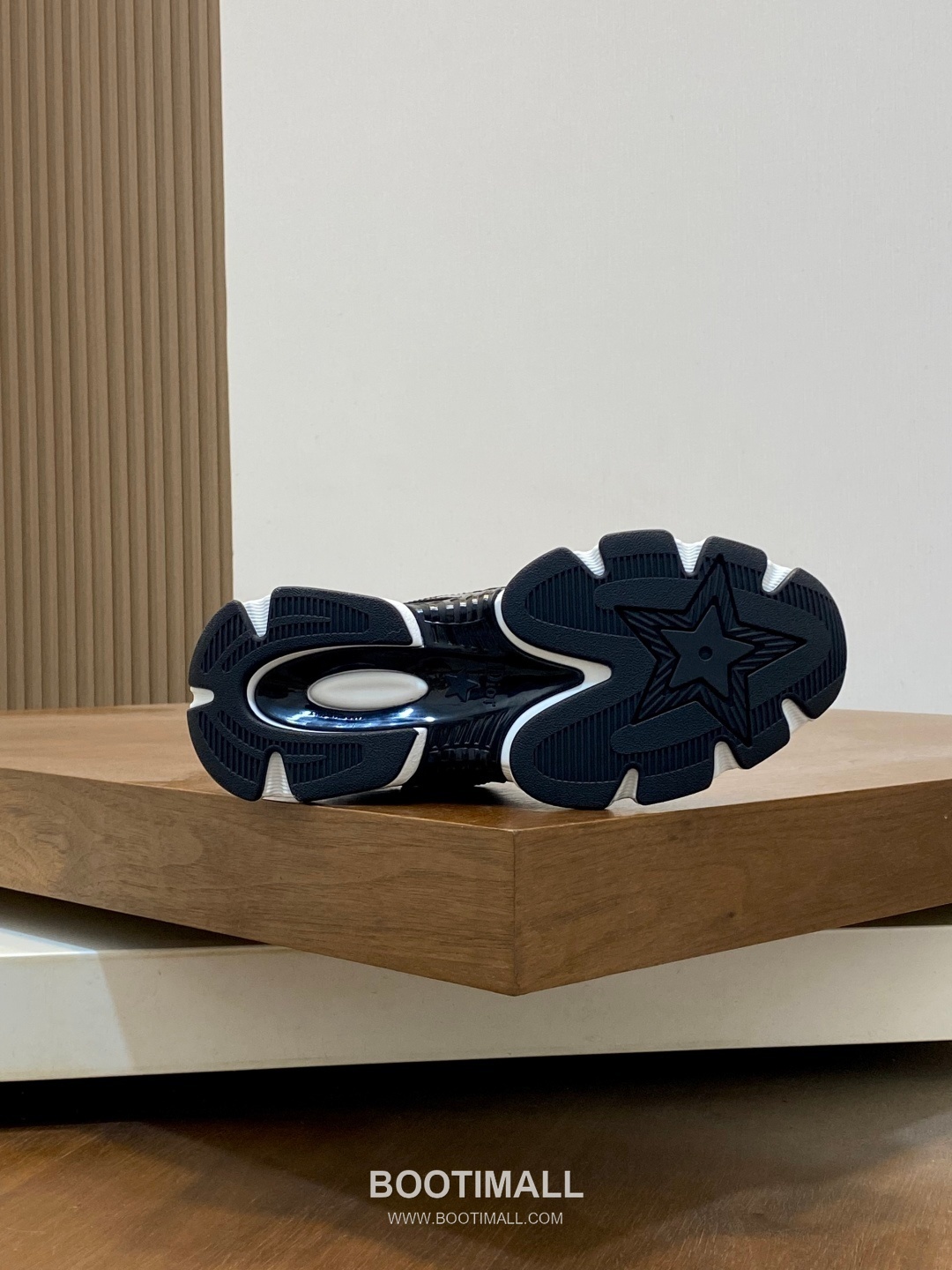 ## 신발 제품 스펙 분석

Dior B22 Mesh Technical Sneakers 디올 B22 메쉬 테크니컬 스니커즈 3SN231ZHM 9