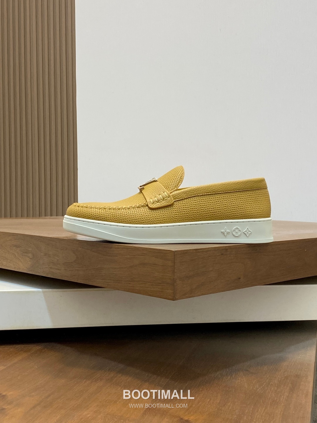 ## 신발 제품 스펙 분석
Louis Vuitton Run Away Leather Sneakers 루이비통 런어웨이 레더 스니커즈 1A4V7V 2