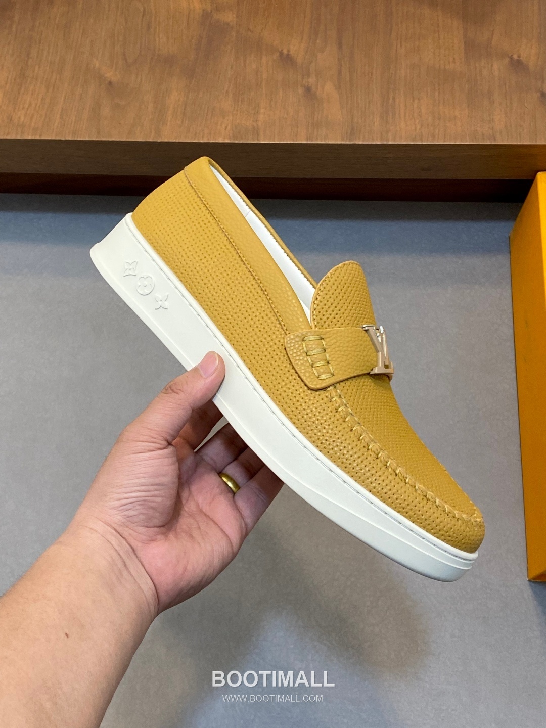 ## 신발 제품 스펙 분석
Louis Vuitton Run Away Leather Sneakers 루이비통 런어웨이 레더 스니커즈 1A4V7V 4