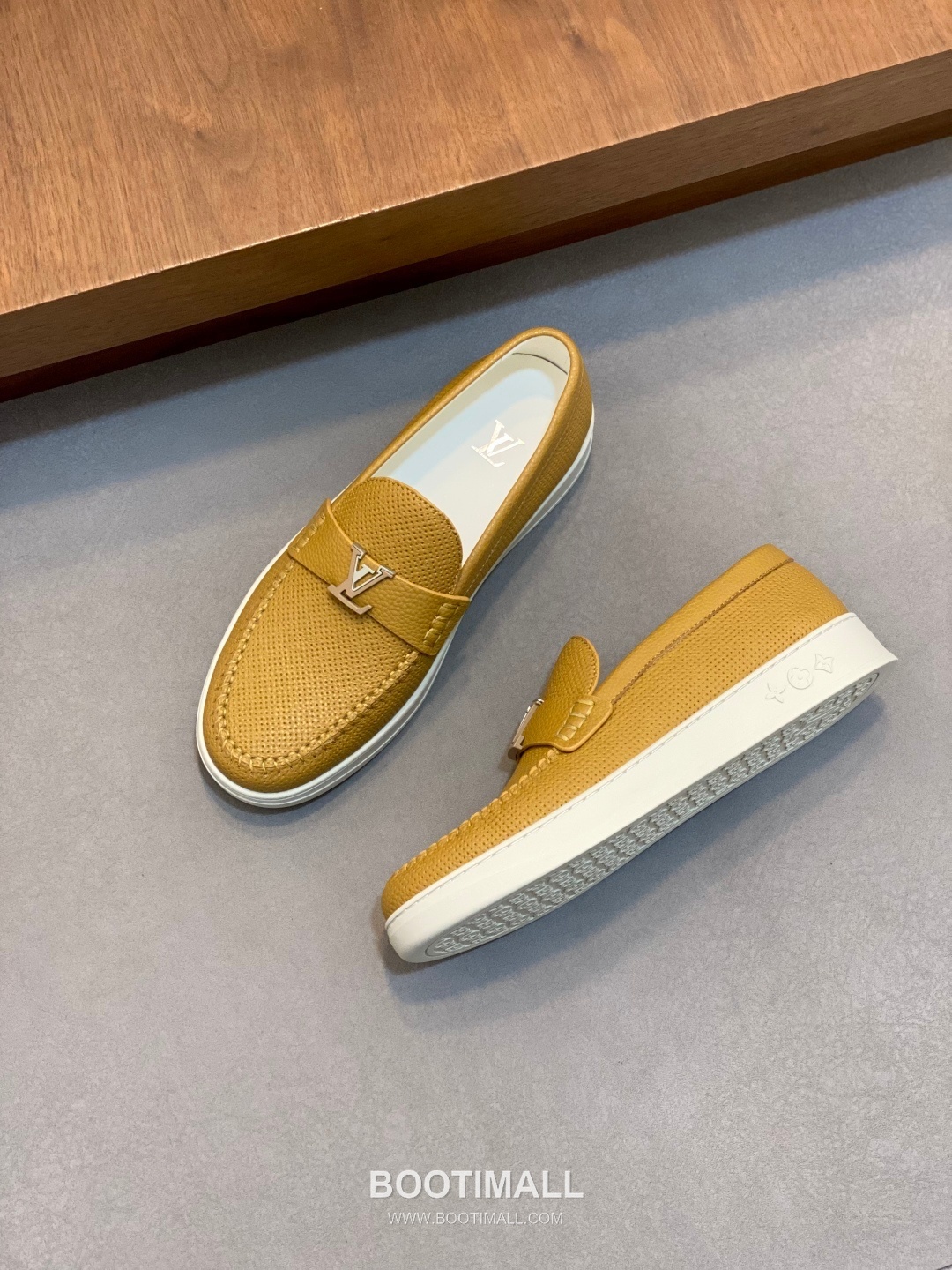 ## 신발 제품 스펙 분석
Louis Vuitton Run Away Leather Sneakers 루이비통 런어웨이 레더 스니커즈 1A4V7V 5