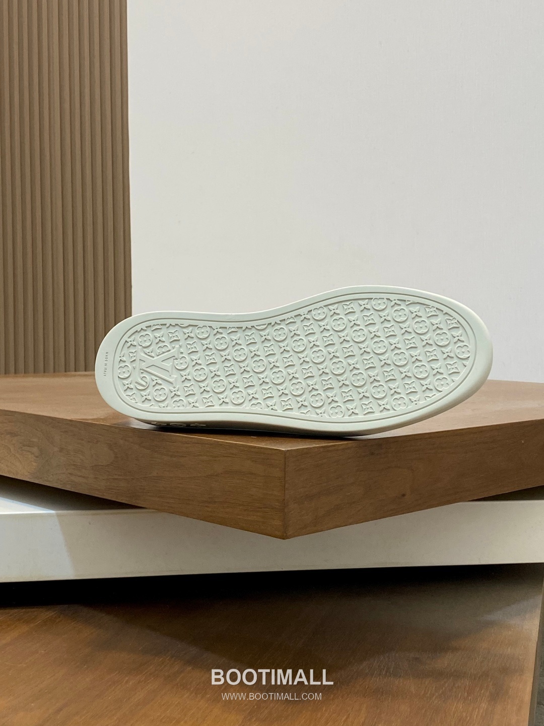 ## 신발 제품 스펙 분석
Louis Vuitton Run Away Leather Sneakers 루이비통 런어웨이 레더 스니커즈 1A4V7V 9