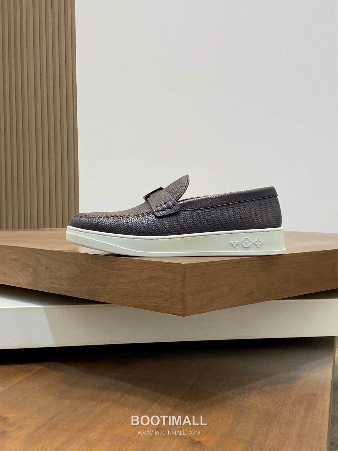 ## 신발 제품 스펙 분석

Louis Vuitton Run Away Leather Sneakers 루이비통 런어웨이 레더 스니커즈 1A4V7V 2